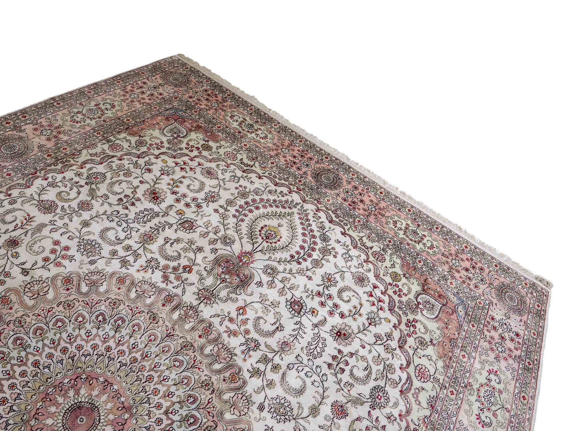 Feiner, handgeknüpfter, chinesischer Orientteppich mit Ghom Design aus Kunstseide, creme, weiß. 362x272 cm. Verkauf durch Jupiter Intl.