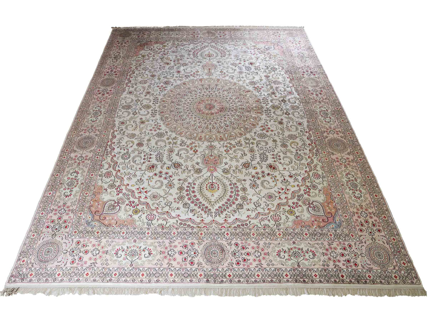Feiner, handgeknüpfter, chinesischer Orientteppich mit Ghom Design aus Kunstseide, creme, weiß. 362x272 cm. Verkauf durch Jupiter Intl.
