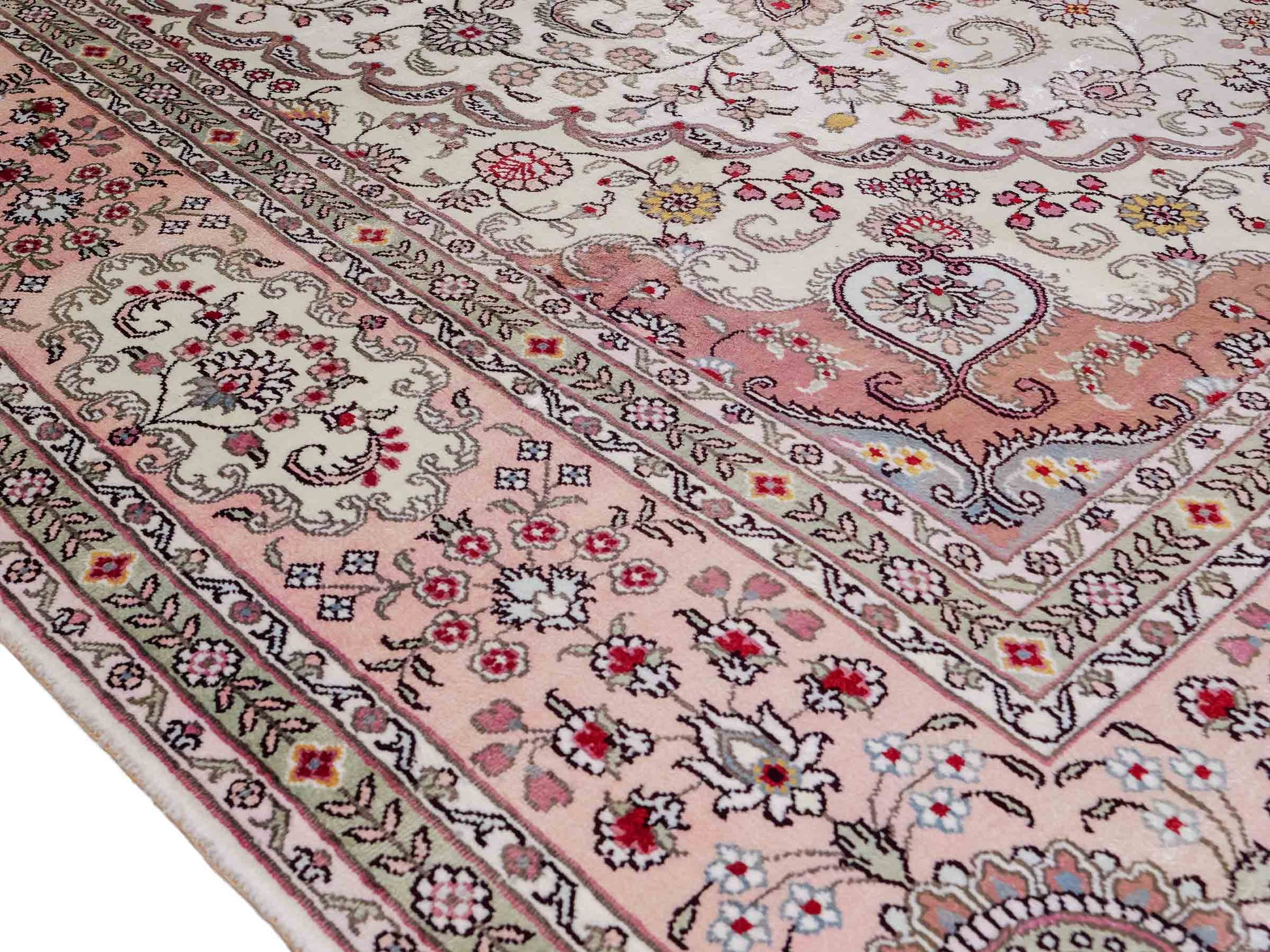 Feiner, handgeknüpfter, chinesischer Orientteppich mit Ghom Design aus Kunstseide, creme, weiß. 362x272 cm. Verkauf durch Jupiter Intl.