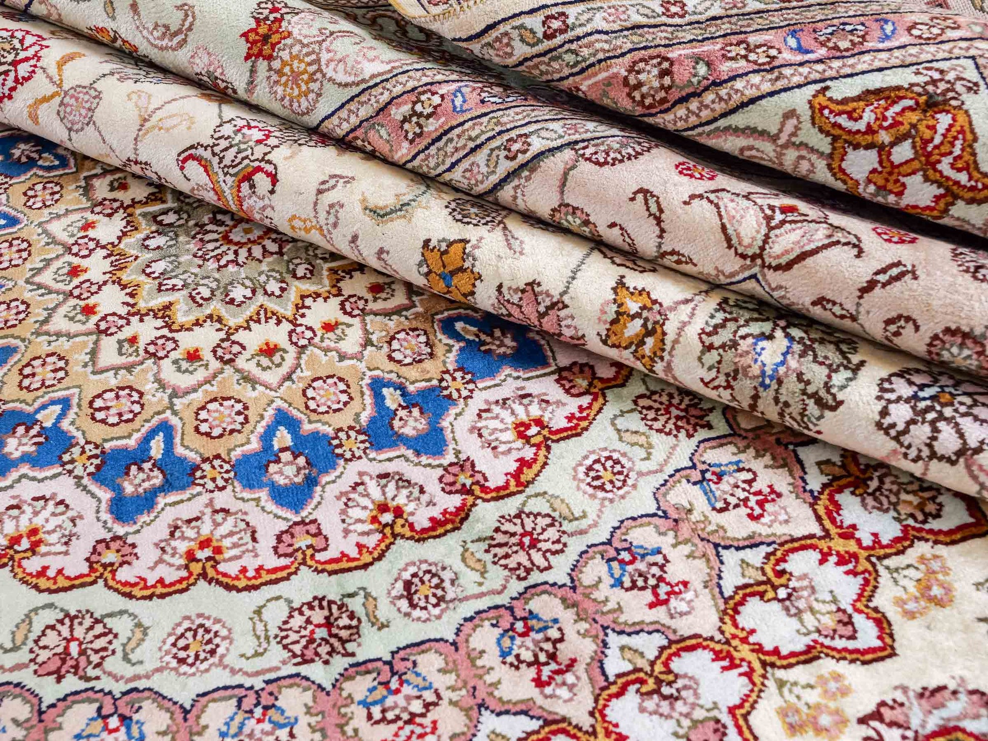 Feiner, handgeknüpfter, chinesischer Orientteppich mit Nain Design aus Kunstseide creme, weiß. 366x277 cm. Verkauf durch Jupiter Intl.
