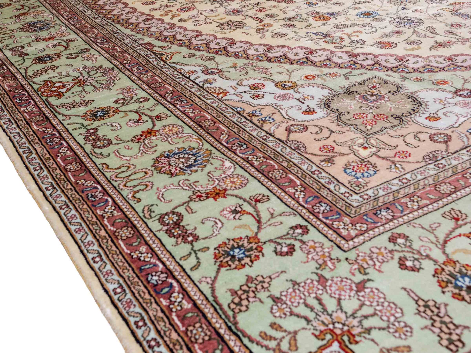 Feiner, handgeknüpfter, chinesischer Orientteppich mit Nain Design aus Kunstseide creme, weiß. 366x277 cm. Verkauf durch Jupiter Intl.