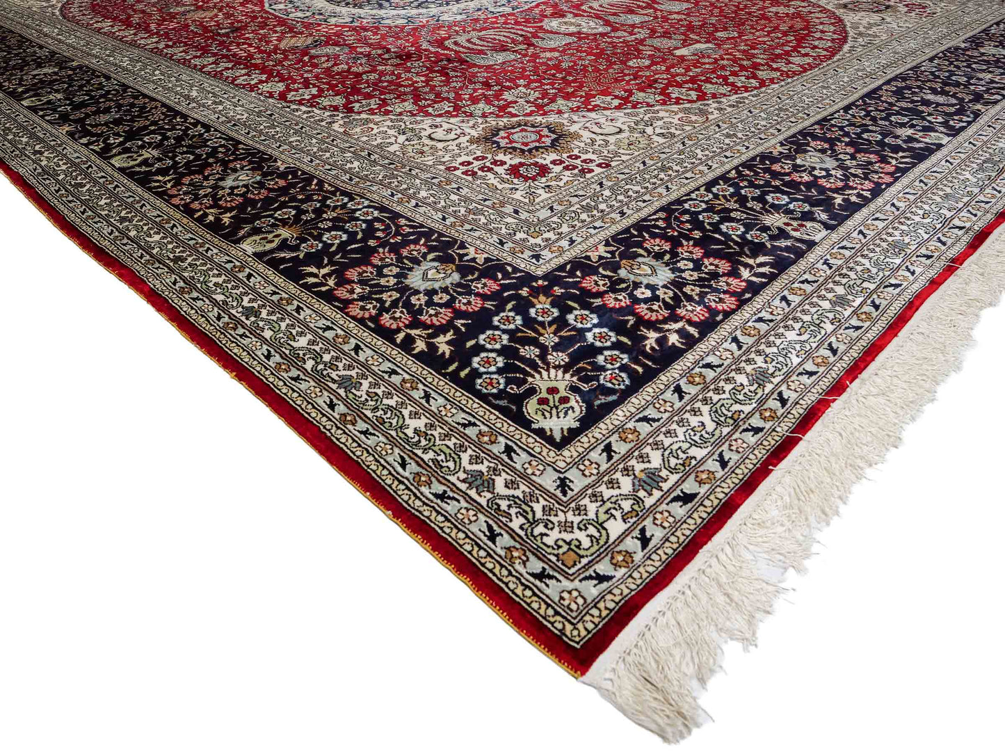 Feiner, handgeknüpfter, chinesischer Orientteppich mit Nain Design aus Kunstseide, rot, blau, weiß. 370x272 cm. Verkauf durch Jupiter Intl.