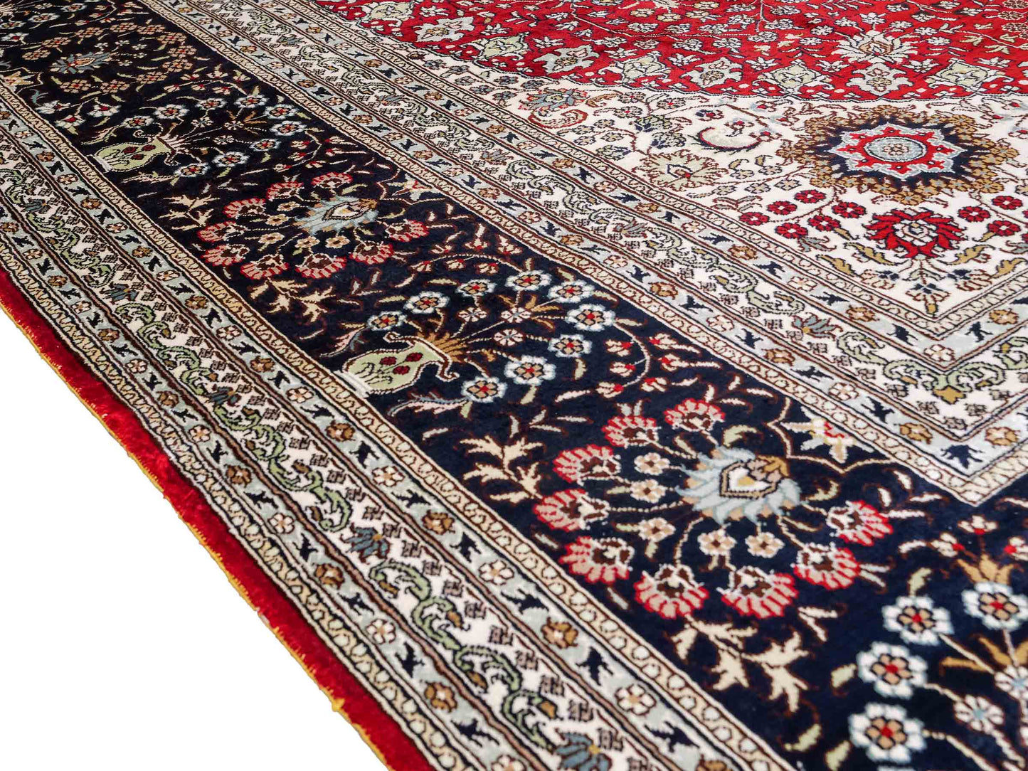 Feiner, handgeknüpfter, chinesischer Orientteppich mit Nain Design aus Kunstseide, rot, blau, weiß. 370x272 cm. Verkauf durch Jupiter Intl.