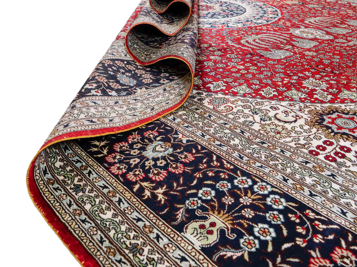 Feiner, handgeknüpfter, chinesischer Orientteppich mit Nain Design aus Kunstseide, rot, blau, weiß. 370x272 cm. Verkauf durch Jupiter Intl.