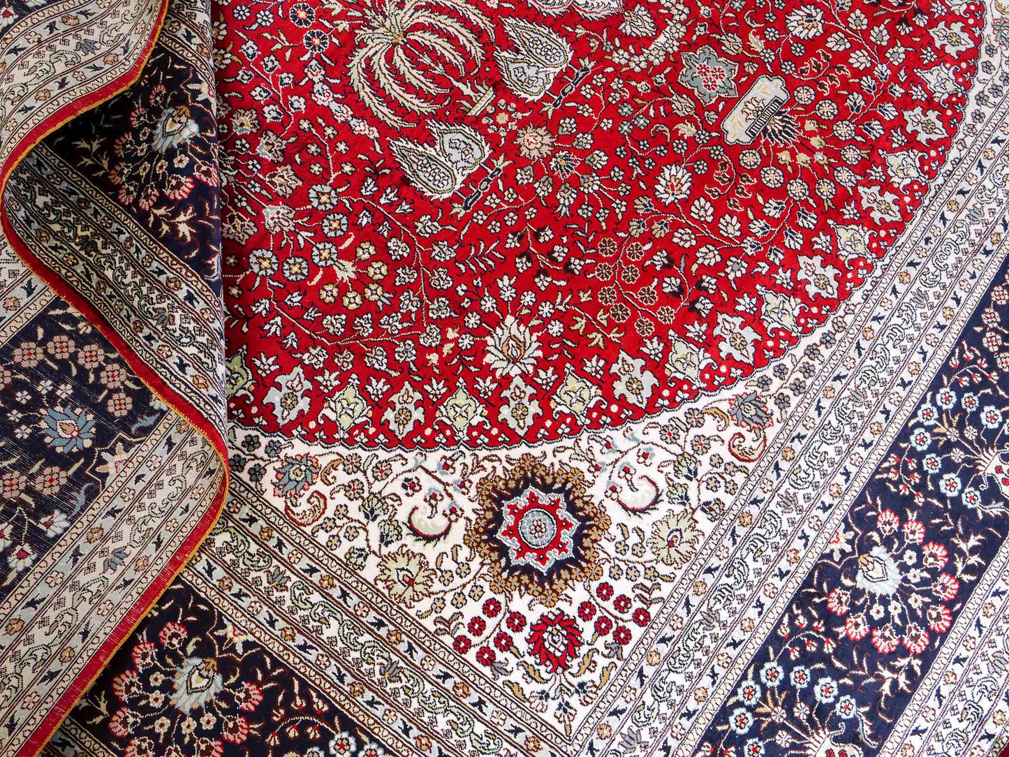 Feiner, handgeknüpfter, chinesischer Orientteppich mit Nain Design aus Kunstseide, rot, blau, weiß. 370x272 cm. Verkauf durch Jupiter Intl.