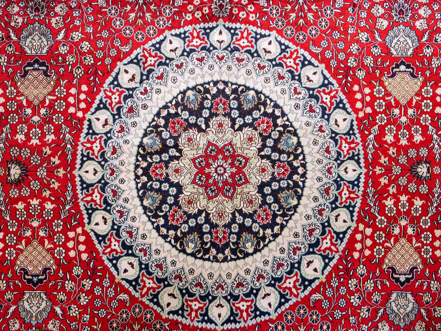 Feiner, handgeknüpfter, chinesischer Orientteppich mit Nain Design aus Kunstseide, rot, blau, weiß. 370x272 cm. Verkauf durch Jupiter Intl.