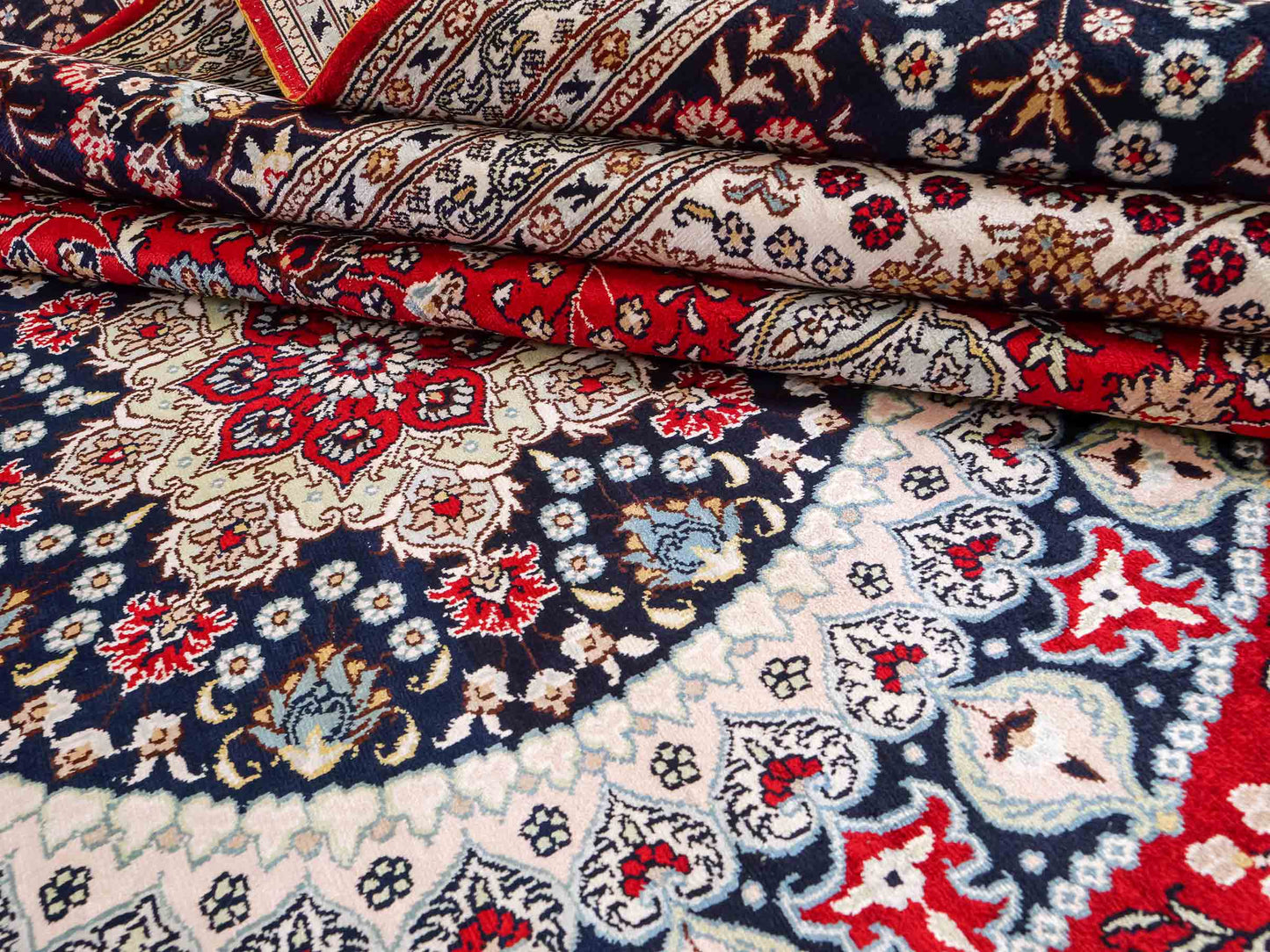Feiner, handgeknüpfter, chinesischer Orientteppich mit Nain Design aus Kunstseide, rot, blau, weiß. 370x272 cm. Verkauf durch Jupiter Intl.