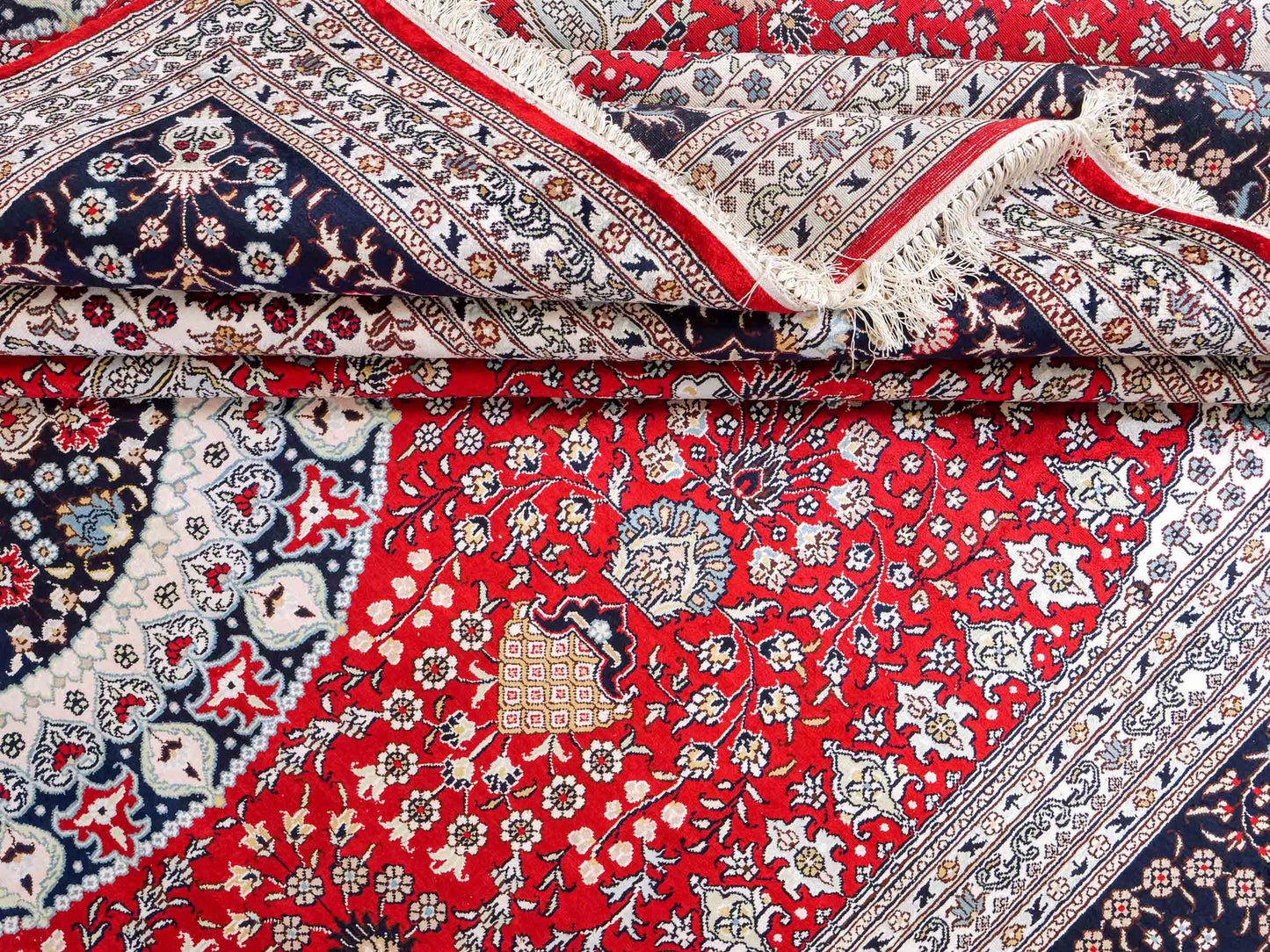 Feiner, handgeknüpfter, chinesischer Orientteppich mit Nain Design aus Kunstseide, rot, blau, weiß. 370x272 cm. Verkauf durch Jupiter Intl.