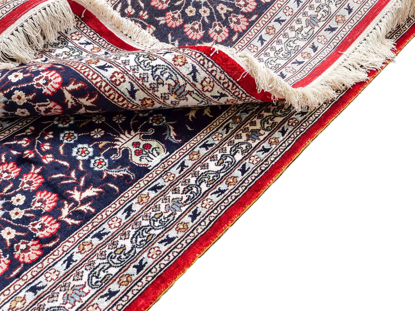 Feiner, handgeknüpfter, chinesischer Orientteppich mit Nain Design aus Kunstseide, rot, blau, weiß. 370x272 cm. Verkauf durch Jupiter Intl.