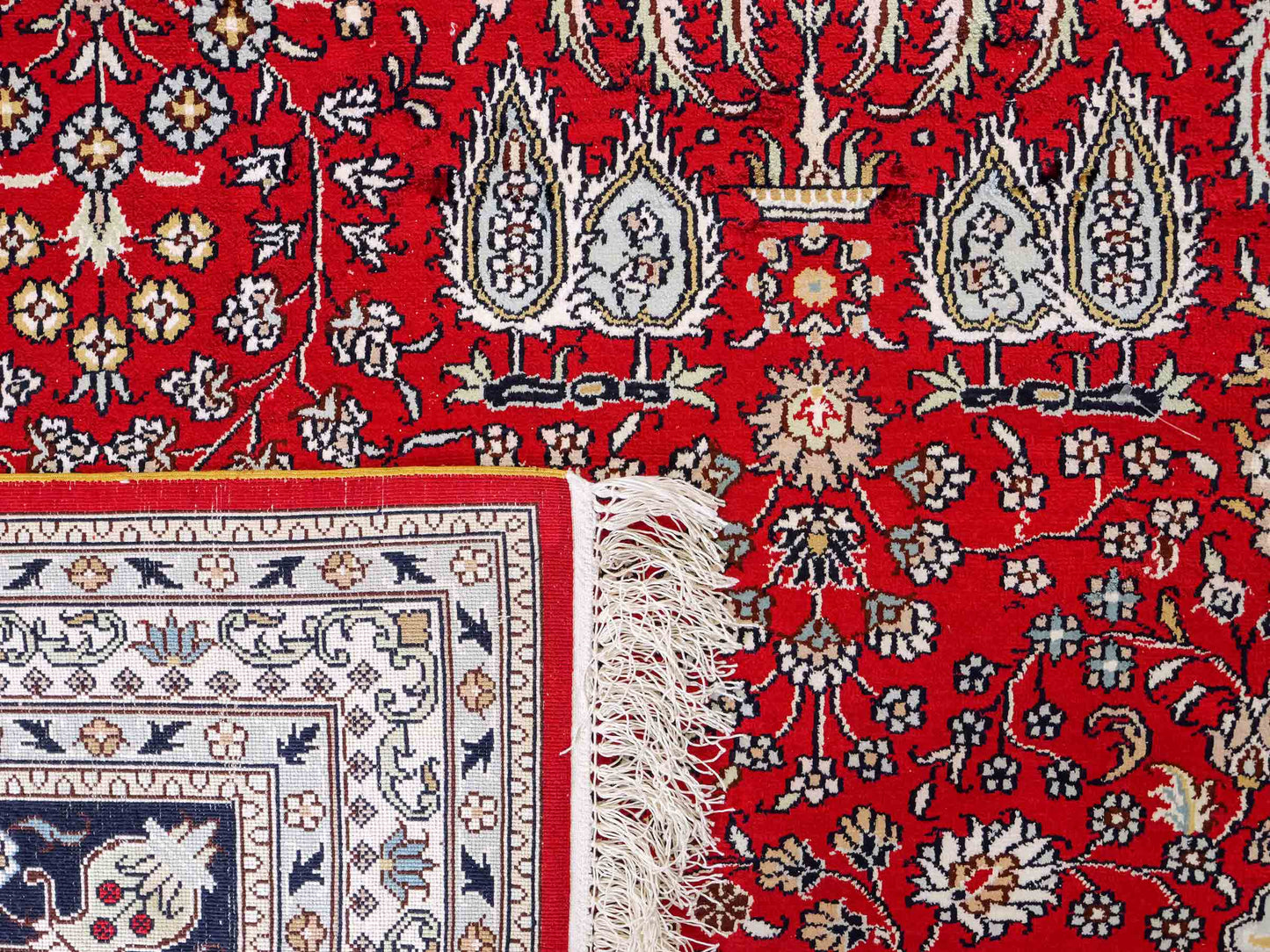 Feiner, handgeknüpfter, chinesischer Orientteppich mit Nain Design aus Kunstseide, rot, blau, weiß. 370x272 cm. Verkauf durch Jupiter Intl.