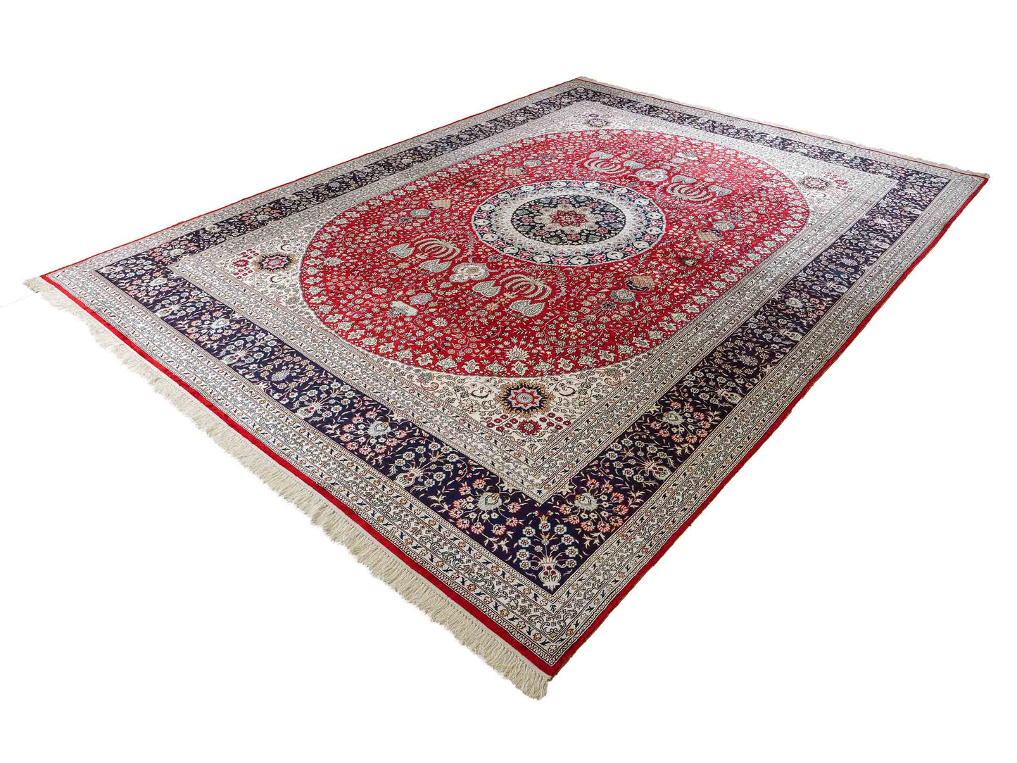 Feiner, handgeknüpfter, chinesischer Orientteppich mit Nain Design aus Kunstseide, rot, blau, weiß. 370x272 cm. Verkauf durch Jupiter Intl.