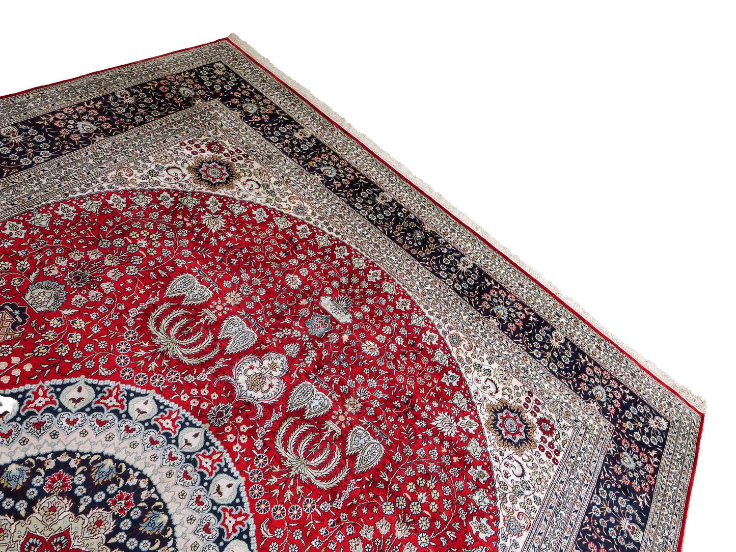 Feiner, handgeknüpfter, chinesischer Orientteppich mit Nain Design aus Kunstseide, rot, blau, weiß. 370x272 cm. Verkauf durch Jupiter Intl.