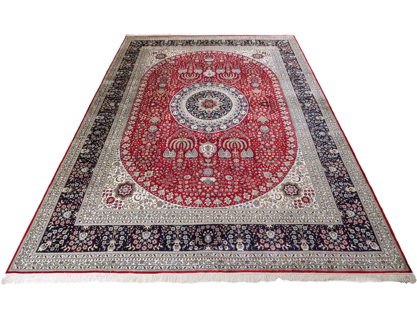 Feiner, handgeknüpfter, chinesischer Orientteppich mit Nain Design aus Kunstseide, rot, blau, weiß. 370x272 cm. Verkauf durch Jupiter Intl.