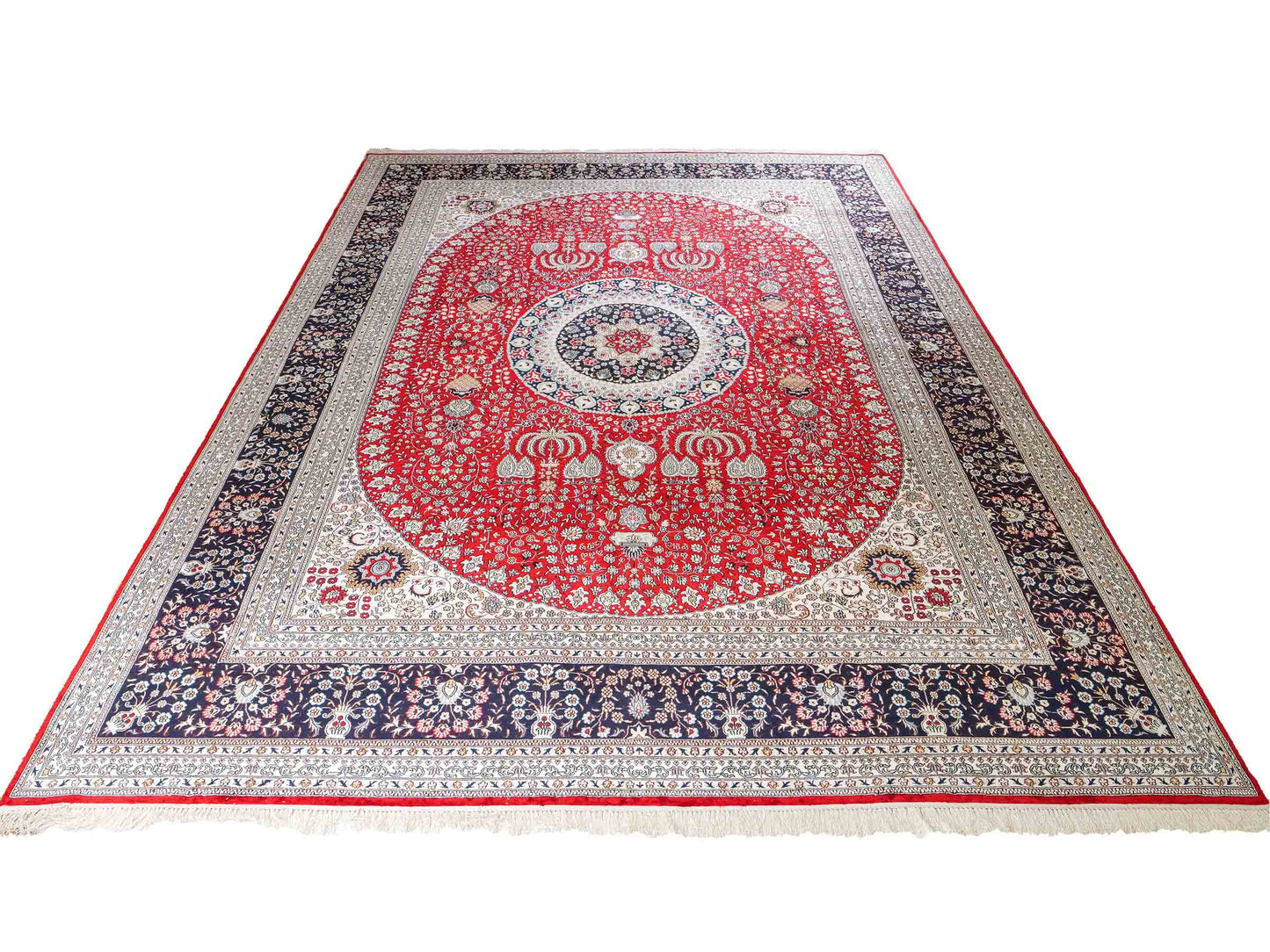 Feiner, handgeknüpfter, chinesischer Orientteppich mit Nain Design aus Kunstseide, rot, blau, weiß. 370x272 cm. Verkauf durch Jupiter Intl.