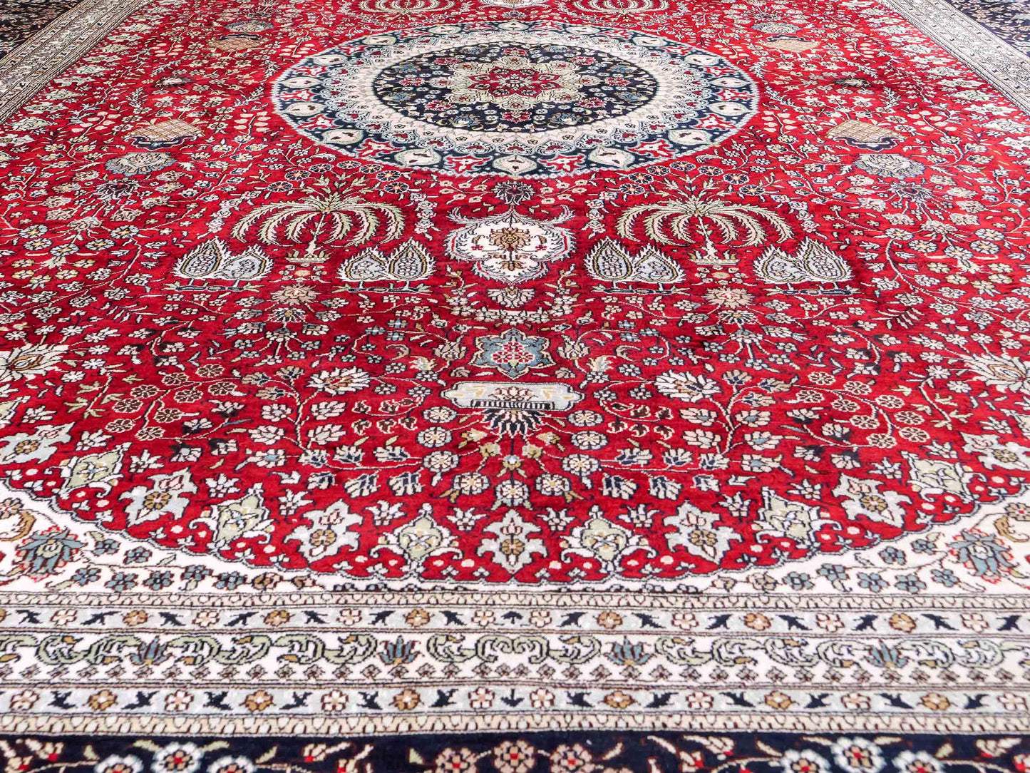 Feiner, handgeknüpfter, chinesischer Orientteppich mit Nain Design aus Kunstseide, rot, blau, weiß. 370x272 cm. Verkauf durch Jupiter Intl.