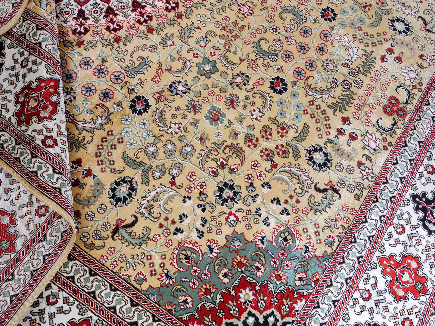 Feiner, handgeknüpfter, chinesischer Orientteppich mit Nain Design aus Kunstseide, gelb, creme, weiß. 373x275 cm. Verkauf durch Jupiter Intl.