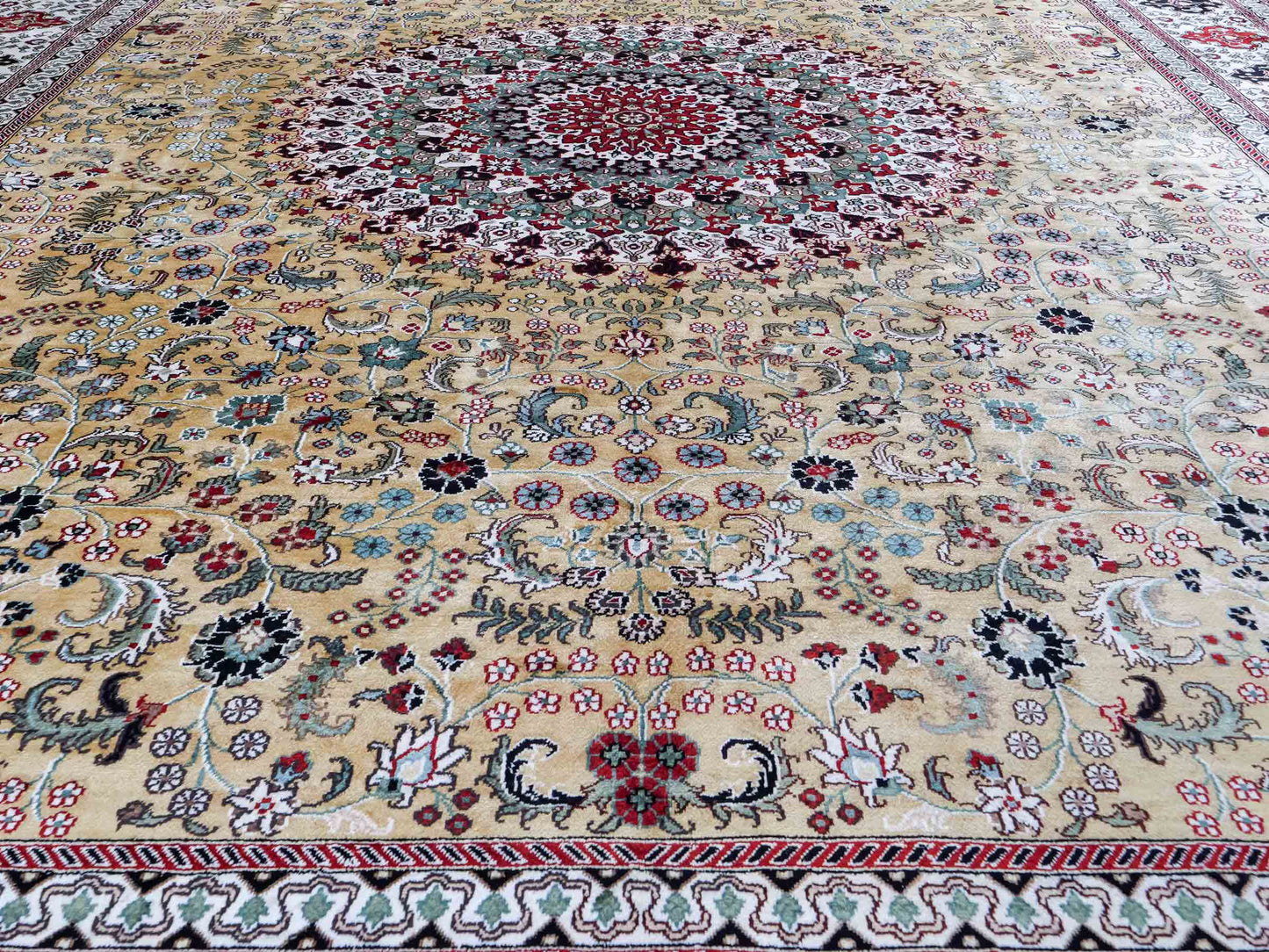 Feiner, handgeknüpfter, chinesischer Orientteppich mit Nain Design aus Kunstseide, gelb, creme, weiß. 373x275 cm. Verkauf durch Jupiter Intl.