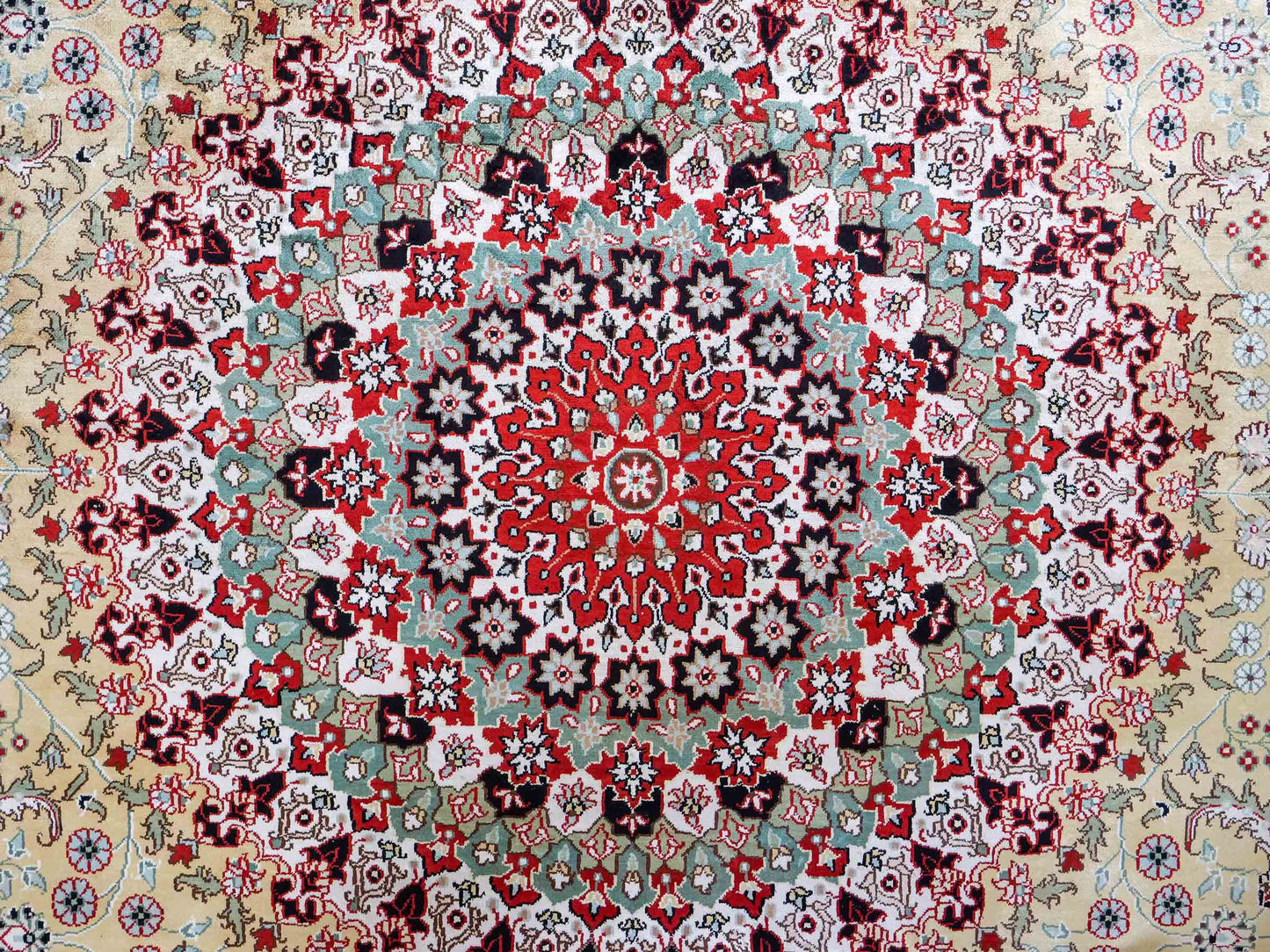 Feiner, handgeknüpfter, chinesischer Orientteppich mit Nain Design aus Kunstseide, gelb, creme, weiß. 373x275 cm. Verkauf durch Jupiter Intl.