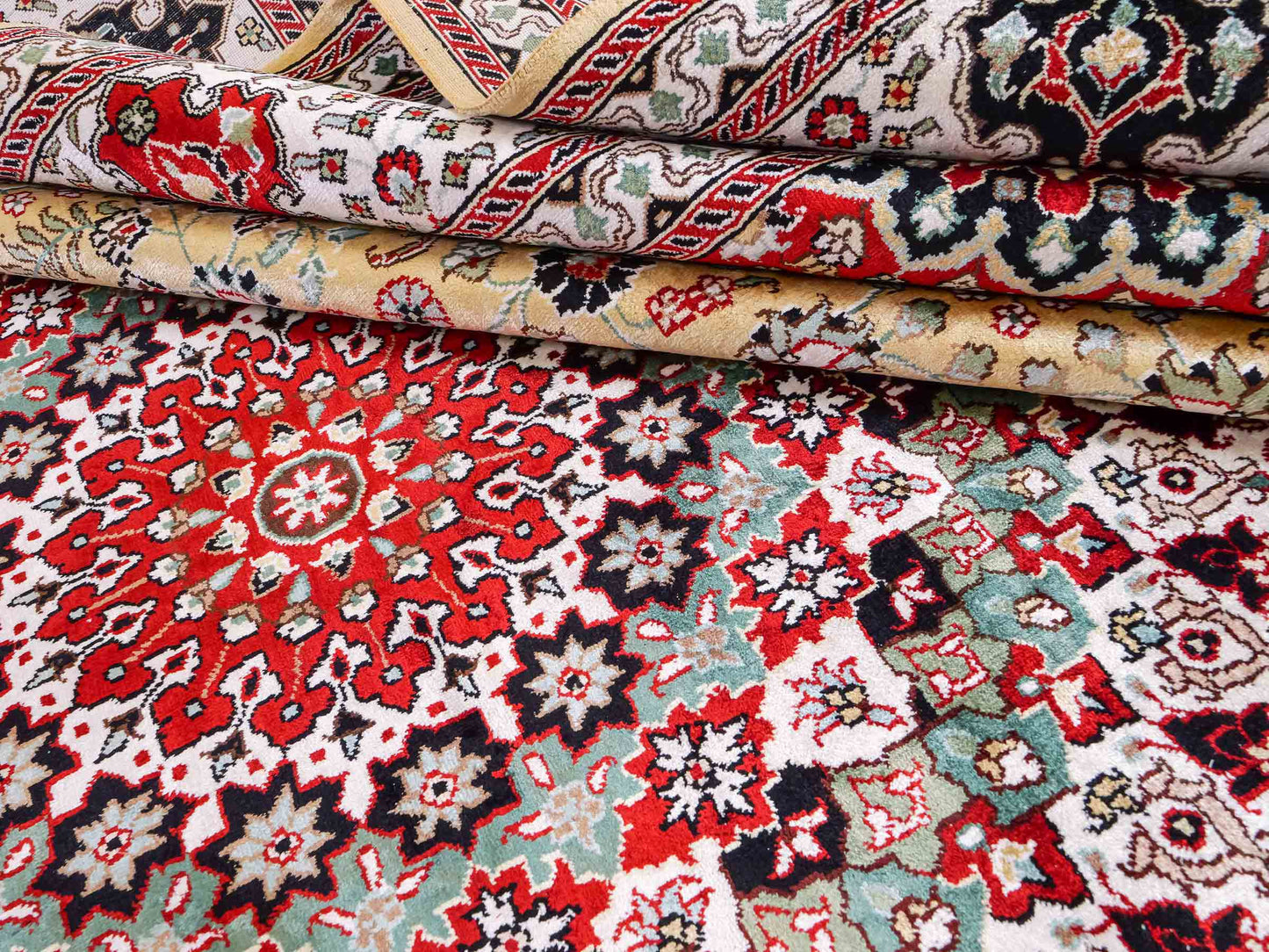Feiner, handgeknüpfter, chinesischer Orientteppich mit Nain Design aus Kunstseide, gelb, creme, weiß. 373x275 cm. Verkauf durch Jupiter Intl.