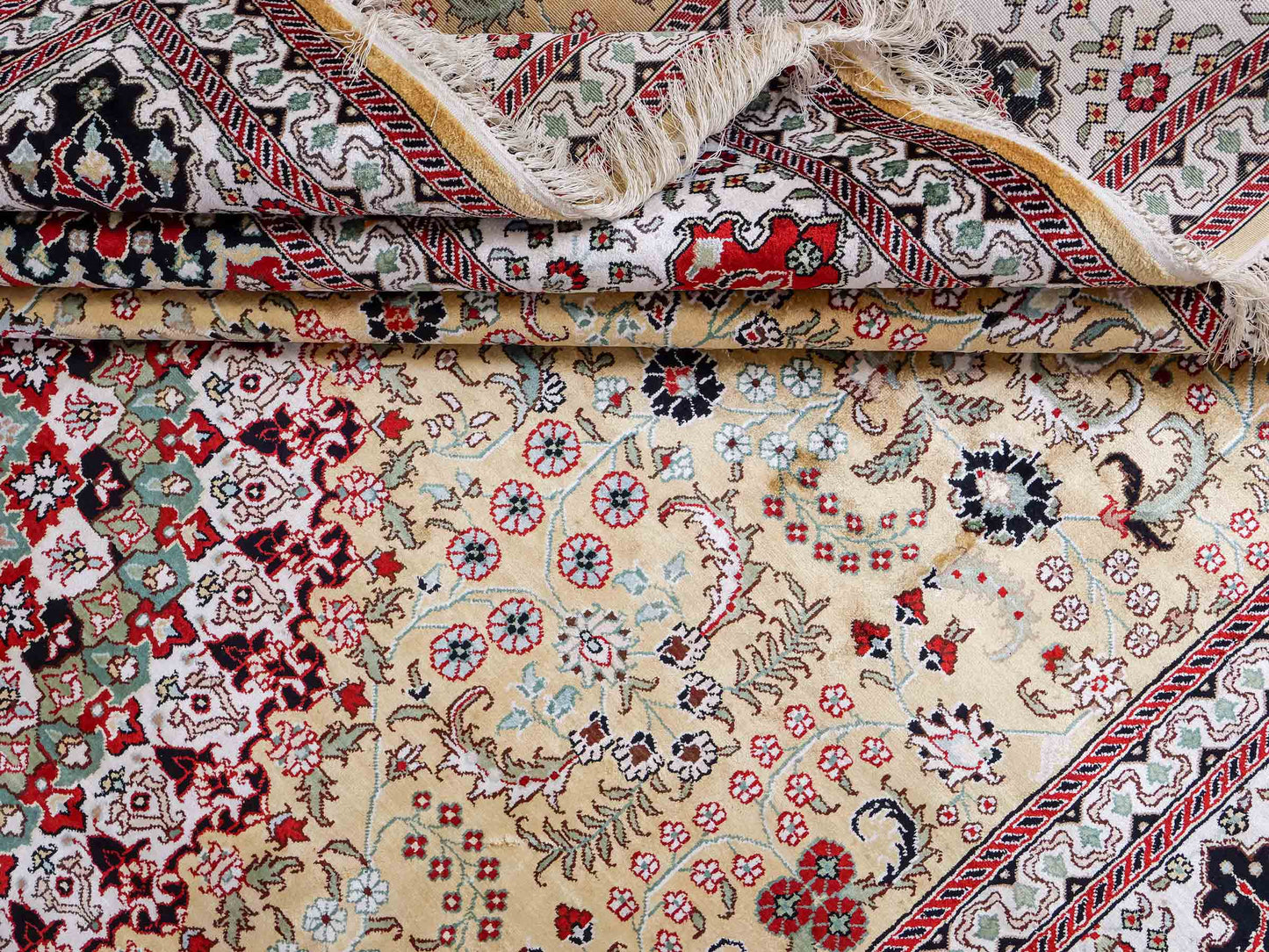 Feiner, handgeknüpfter, chinesischer Orientteppich mit Nain Design aus Kunstseide, gelb, creme, weiß. 373x275 cm. Verkauf durch Jupiter Intl.