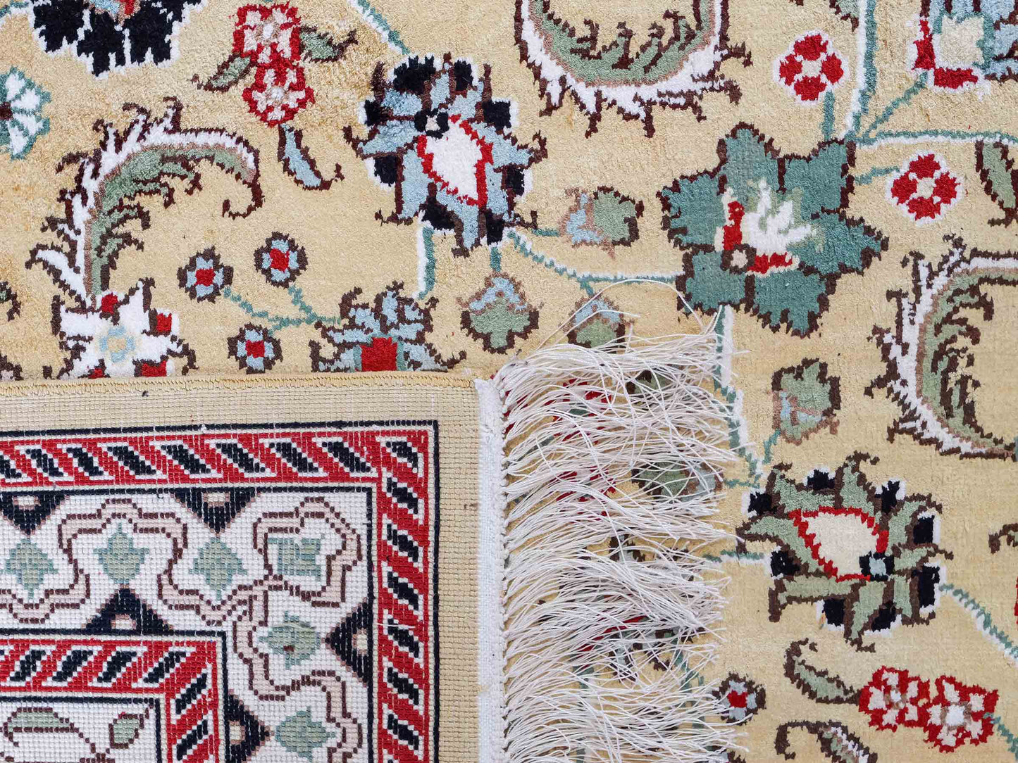 Feiner, handgeknüpfter, chinesischer Orientteppich mit Nain Design aus Kunstseide, gelb, creme, weiß. 373x275 cm. Verkauf durch Jupiter Intl.