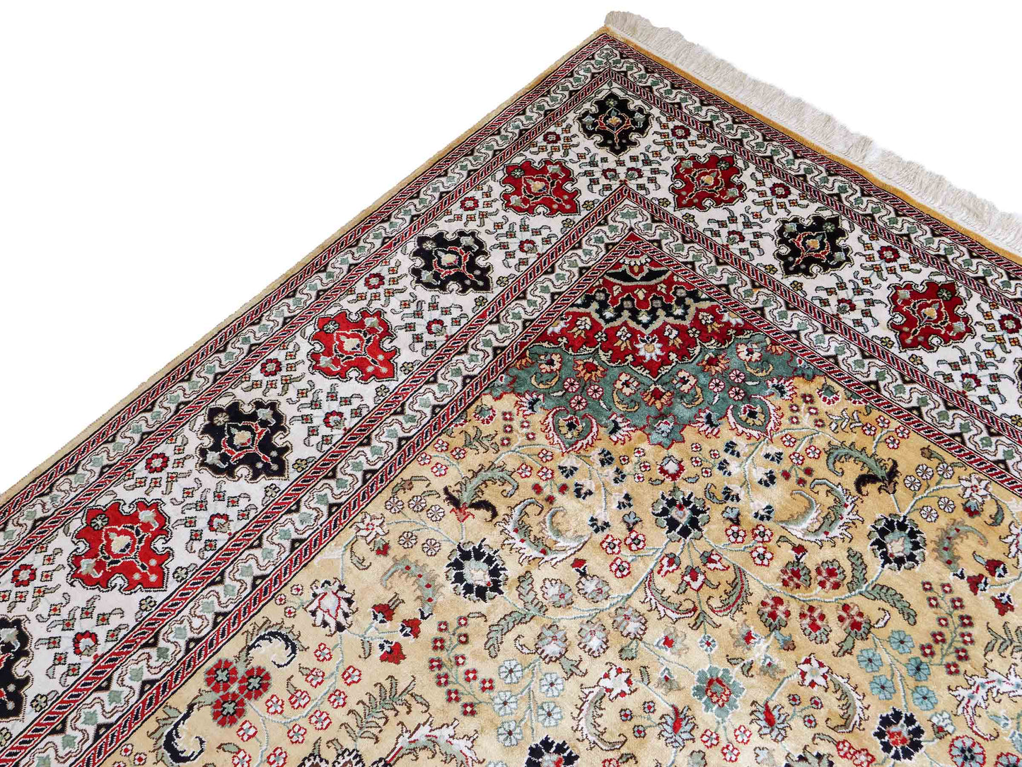 Feiner, handgeknüpfter, chinesischer Orientteppich mit Nain Design aus Kunstseide, gelb, creme, weiß. 373x275 cm. Verkauf durch Jupiter Intl.