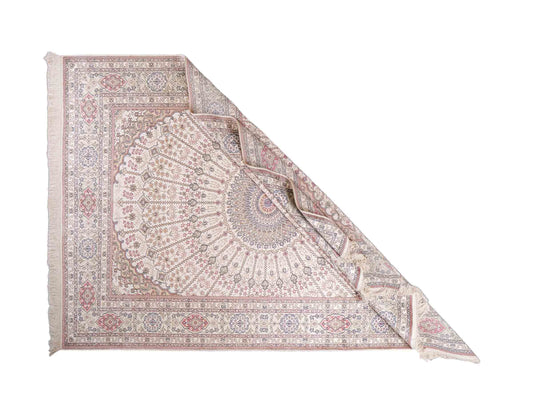 Feiner, handgeknüpfter, chinesischer Nain Orientteppich aus gesponnener Seide mit Nain Design von Khademi, creme, weiß. 267x186 cm. Verkauf durch Jupiter Intl.