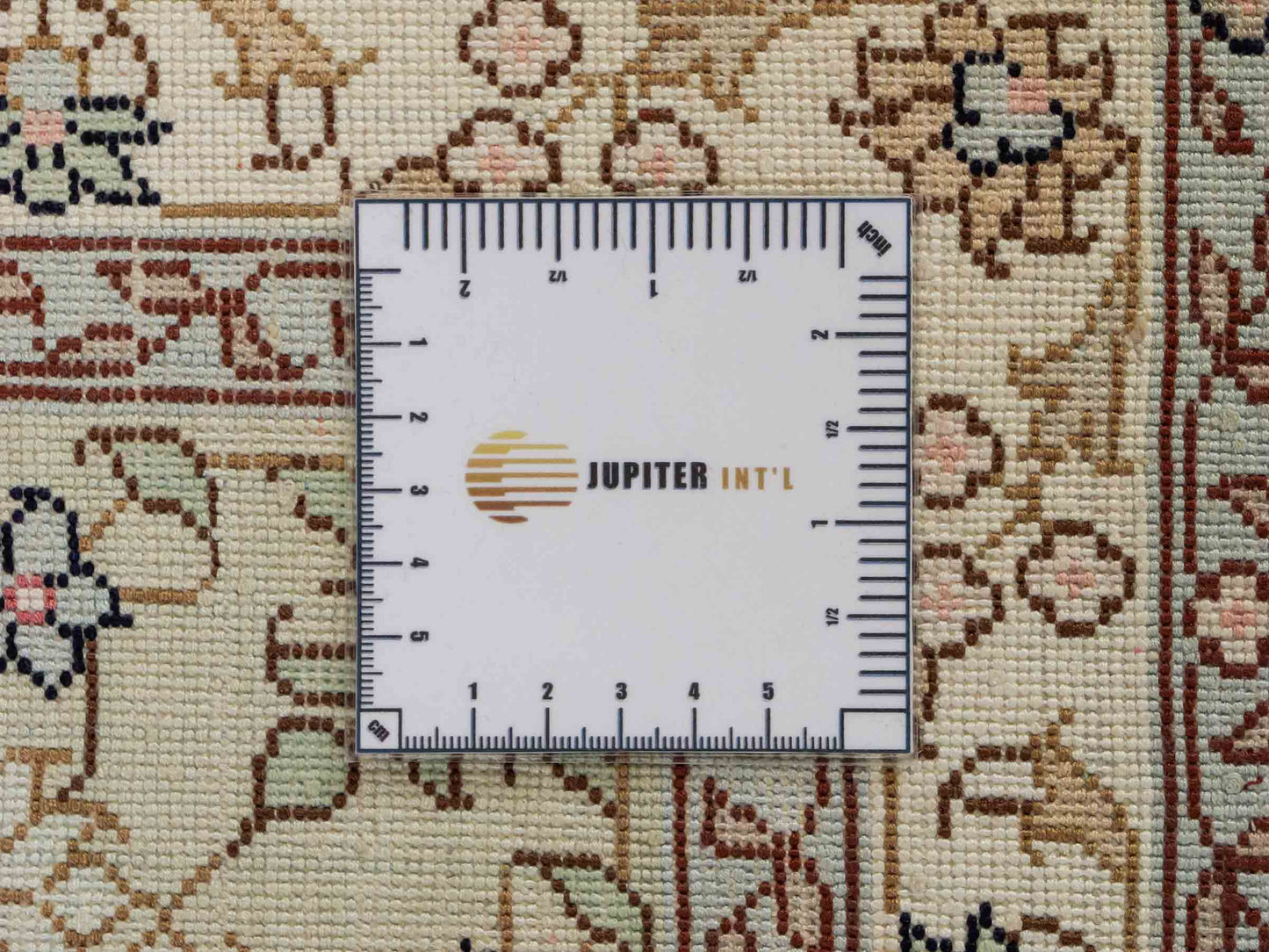 Feiner, handgeknüpfter, chinesischer Nain Orientteppich aus gesponnener Seide mit Nain Design von Khademi, creme, weiß. 267x186 cm. Verkauf durch Jupiter Intl.