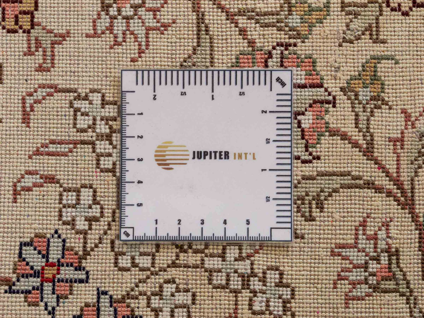 Feiner, handgeknüpfter, chinesischer Nain Orientteppich aus gesponnener Seide mit Medaillon-Design von Khademi, creme, weiß. 278x185 cm. Verkauf durch Jupiter Intl.