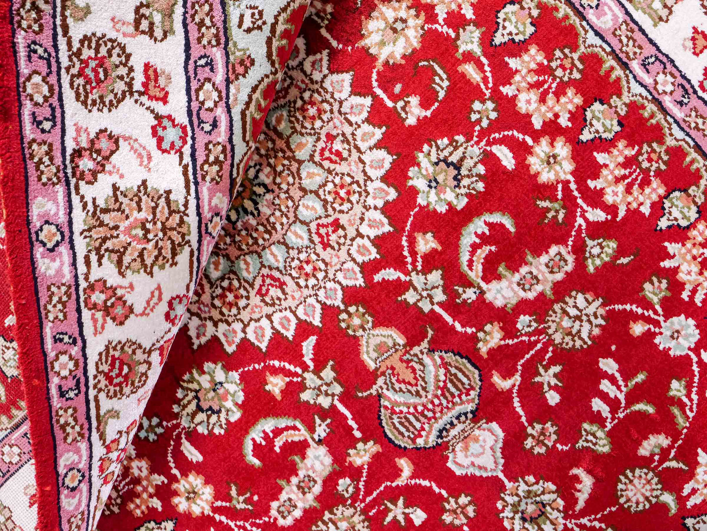 Feiner, handgeknüpfter, chinesischer Orientteppich mit Nain Design aus Kunstseide, rot, creme, weiß. 119x76 cm. Verkauf durch Jupiter Intl.