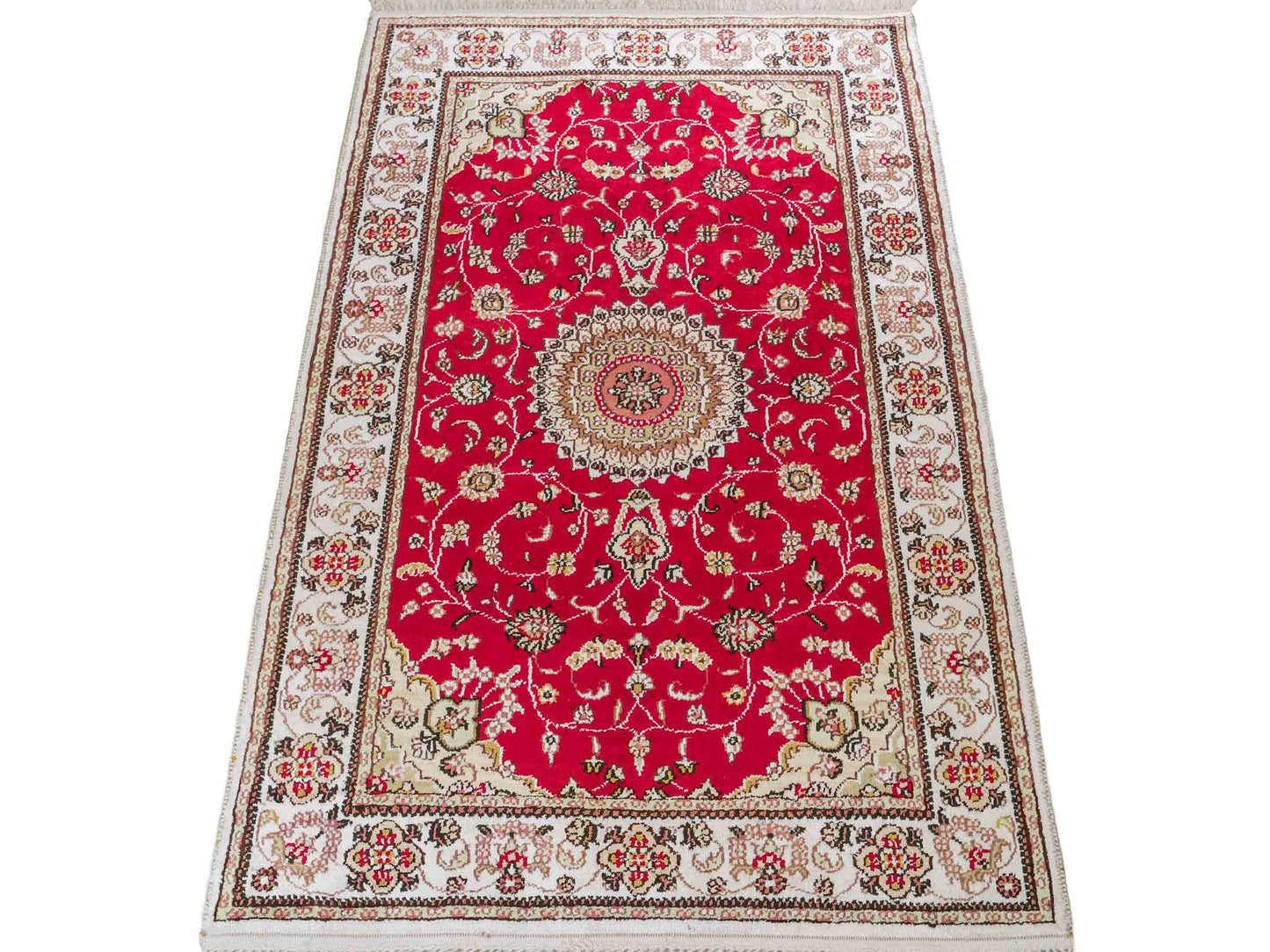 Feiner, handgeknüpfter, chinesischer Nain Orientteppich aus Kunstseide, rot, creme. 120x76 cm. Verkauf durch Jupiter Intl.