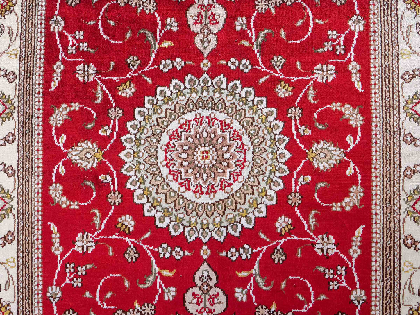 Feiner, handgeknüpfter, chinesischer Nain Orientteppich aus Kunstseide, rot, creme, weiß. 122x76 cm. Verkauf durch Jupiter Intl.