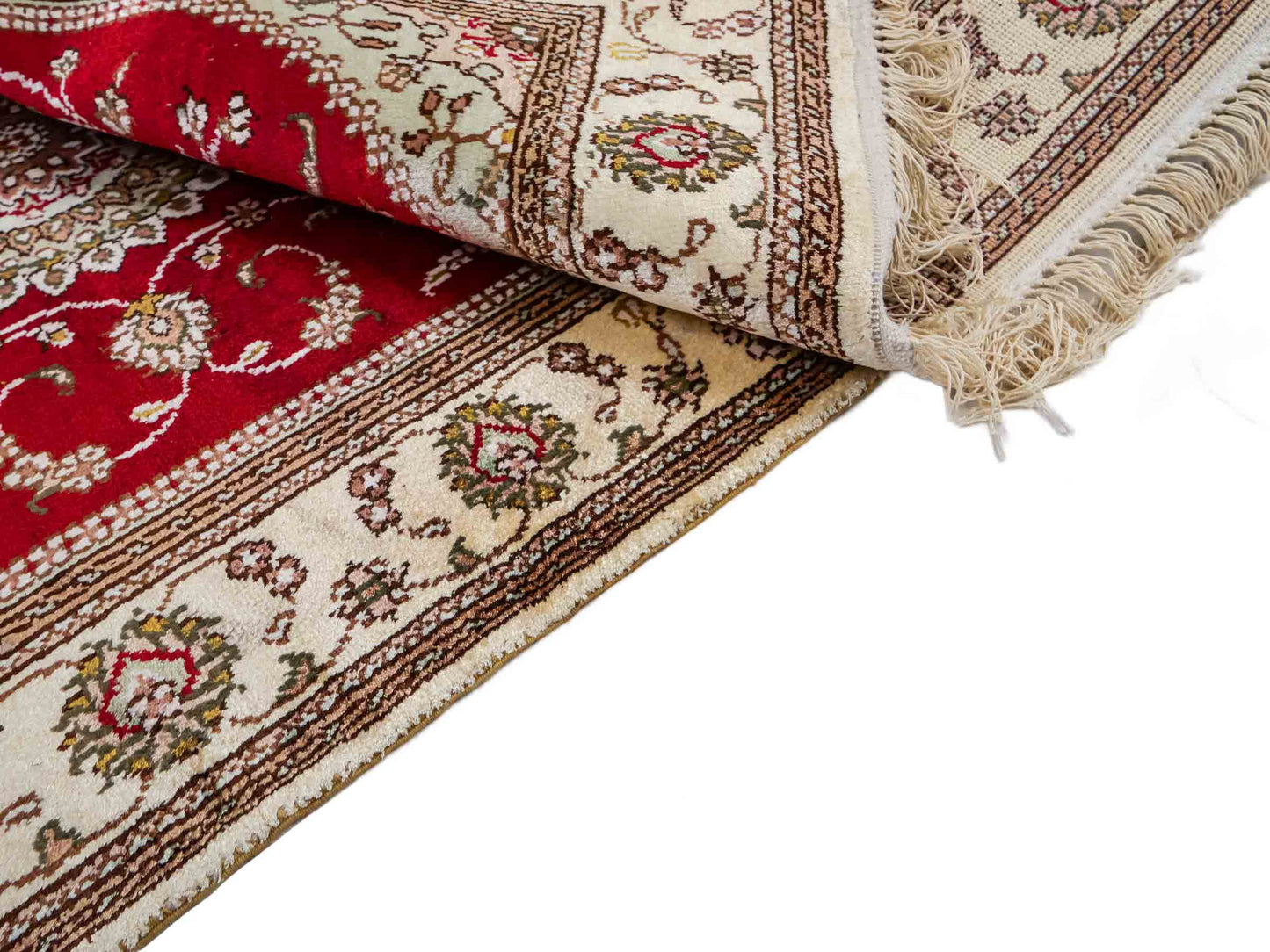 Feiner, handgeknüpfter, chinesischer Nain Orientteppich aus Kunstseide, rot, creme, weiß. 122x76 cm. Verkauf durch Jupiter Intl.