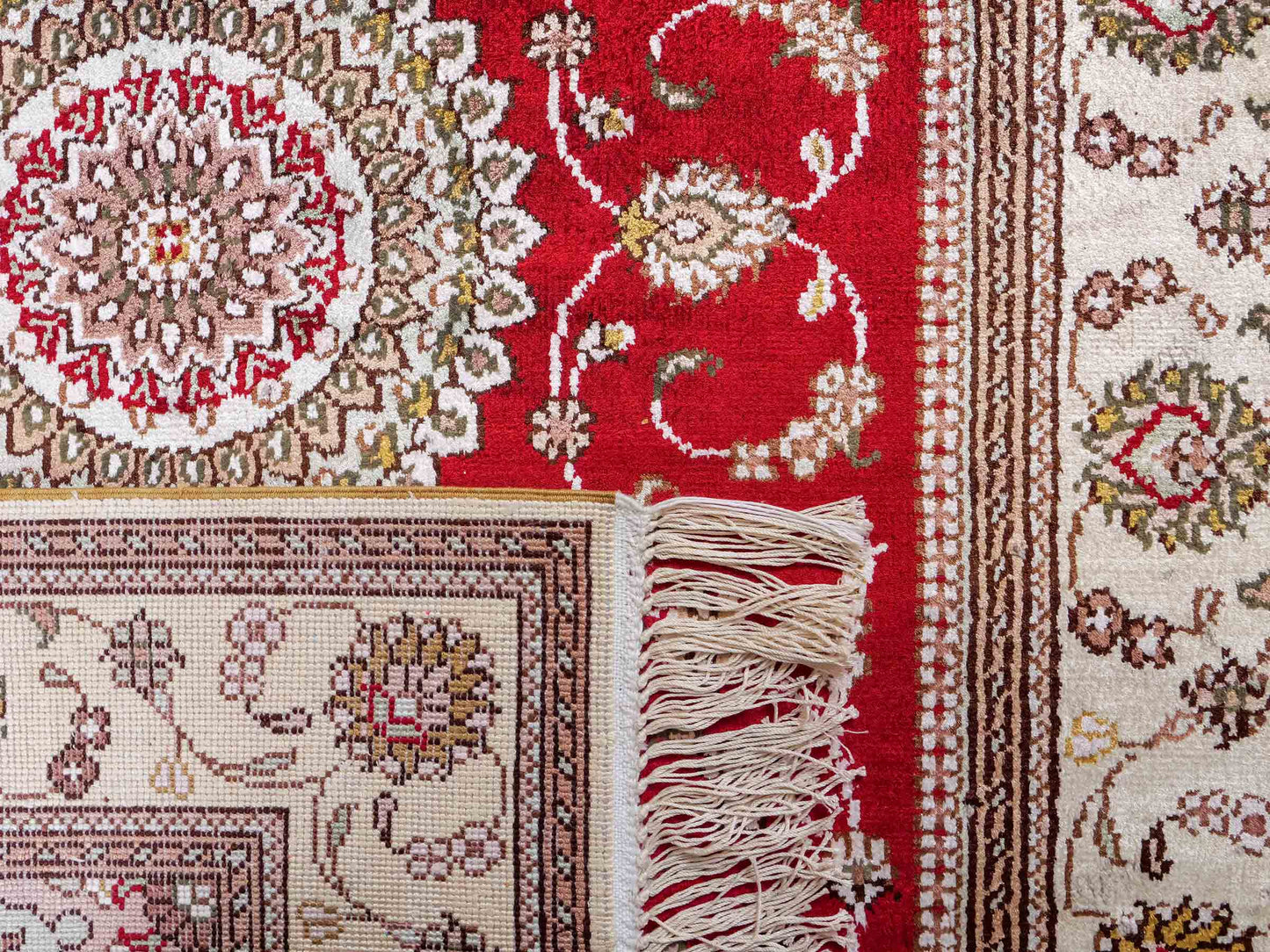 Feiner, handgeknüpfter, chinesischer Nain Orientteppich aus Kunstseide, rot, creme, weiß. 122x76 cm. Verkauf durch Jupiter Intl.
