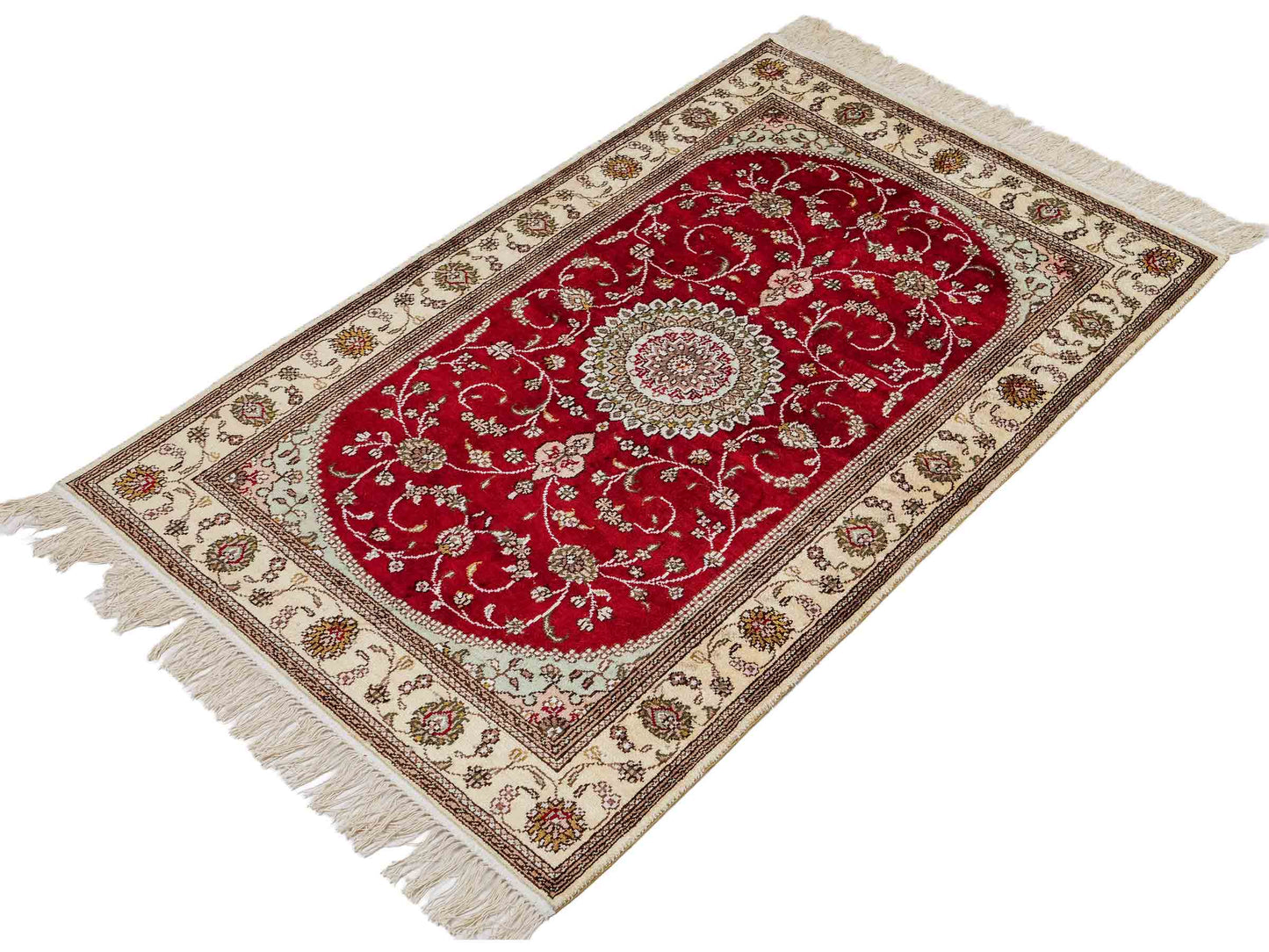 Feiner, handgeknüpfter, chinesischer Nain Orientteppich aus Kunstseide, rot, creme, weiß. 122x76 cm. Verkauf durch Jupiter Intl.