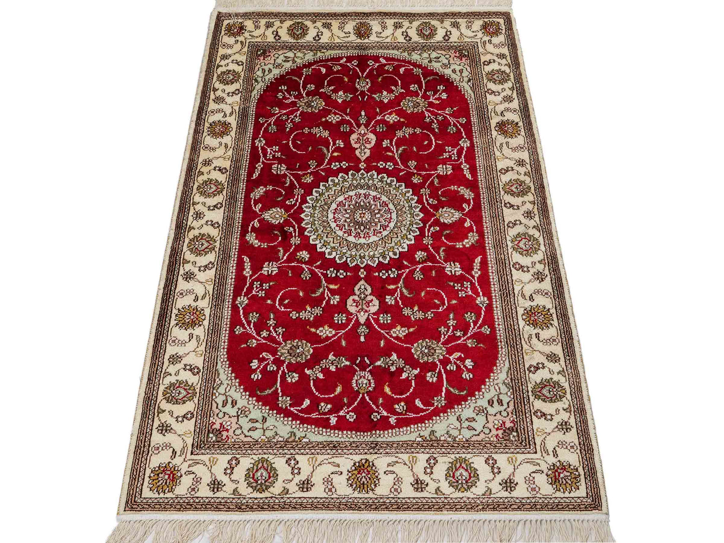 Feiner, handgeknüpfter, chinesischer Nain Orientteppich aus Kunstseide, rot, creme, weiß. 122x76 cm. Verkauf durch Jupiter Intl.