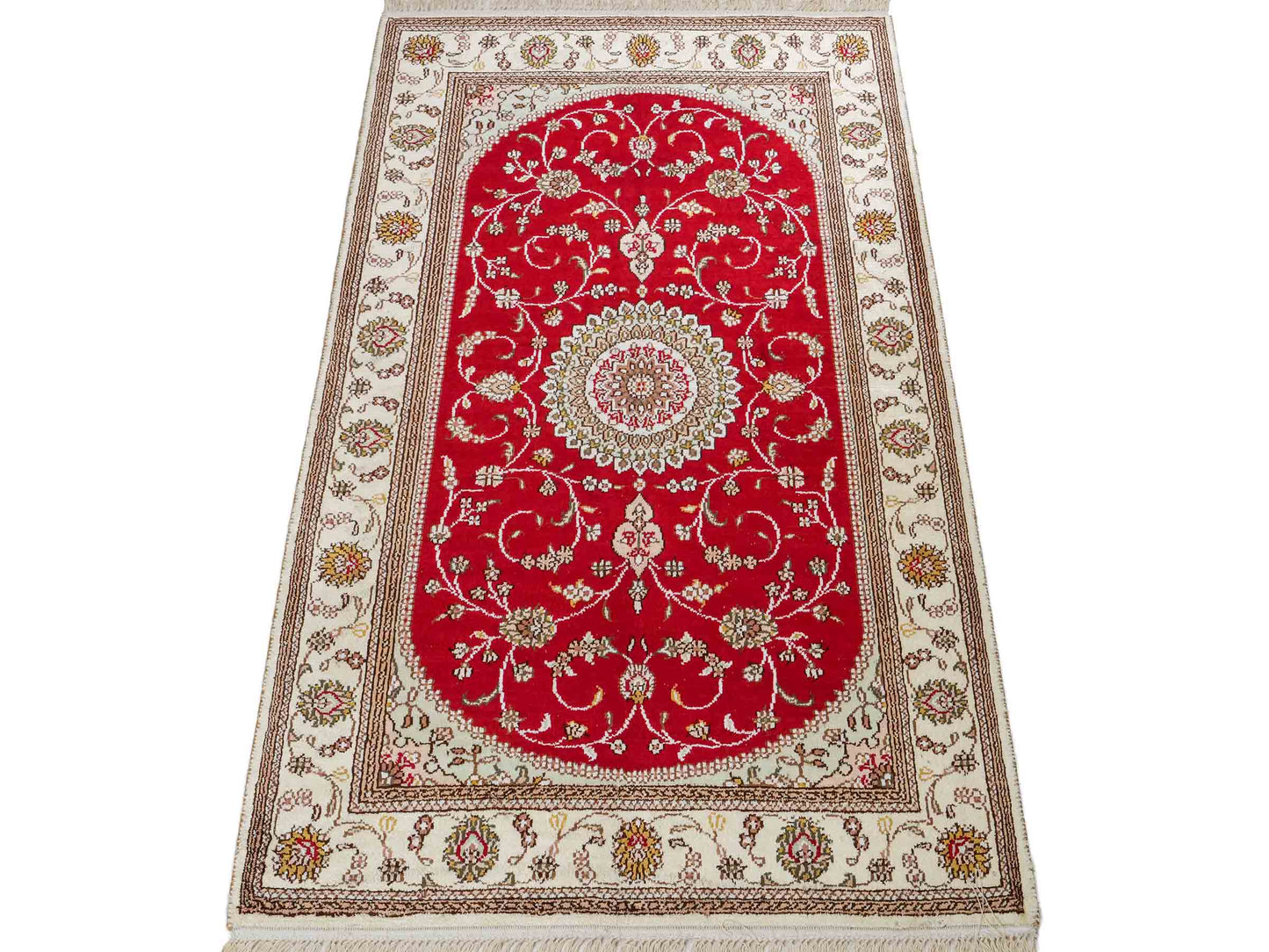 Feiner, handgeknüpfter, chinesischer Nain Orientteppich aus Kunstseide, rot, creme, weiß. 122x76 cm. Verkauf durch Jupiter Intl.