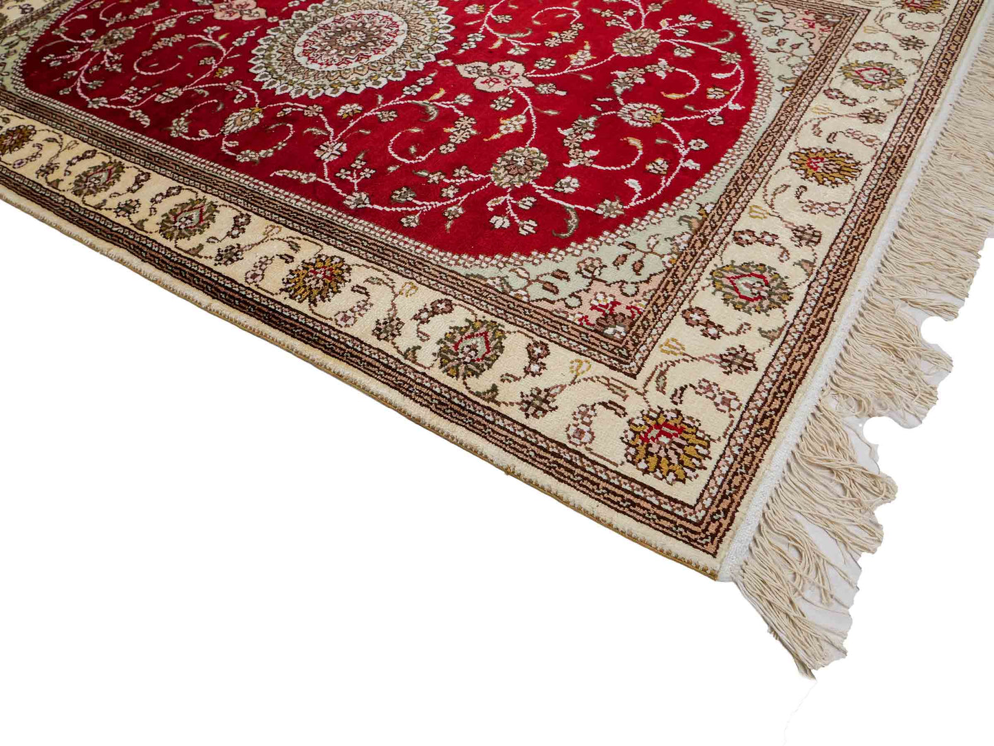 Feiner, handgeknüpfter, chinesischer Nain Orientteppich aus Kunstseide, rot, creme, weiß. 122x76 cm. Verkauf durch Jupiter Intl.