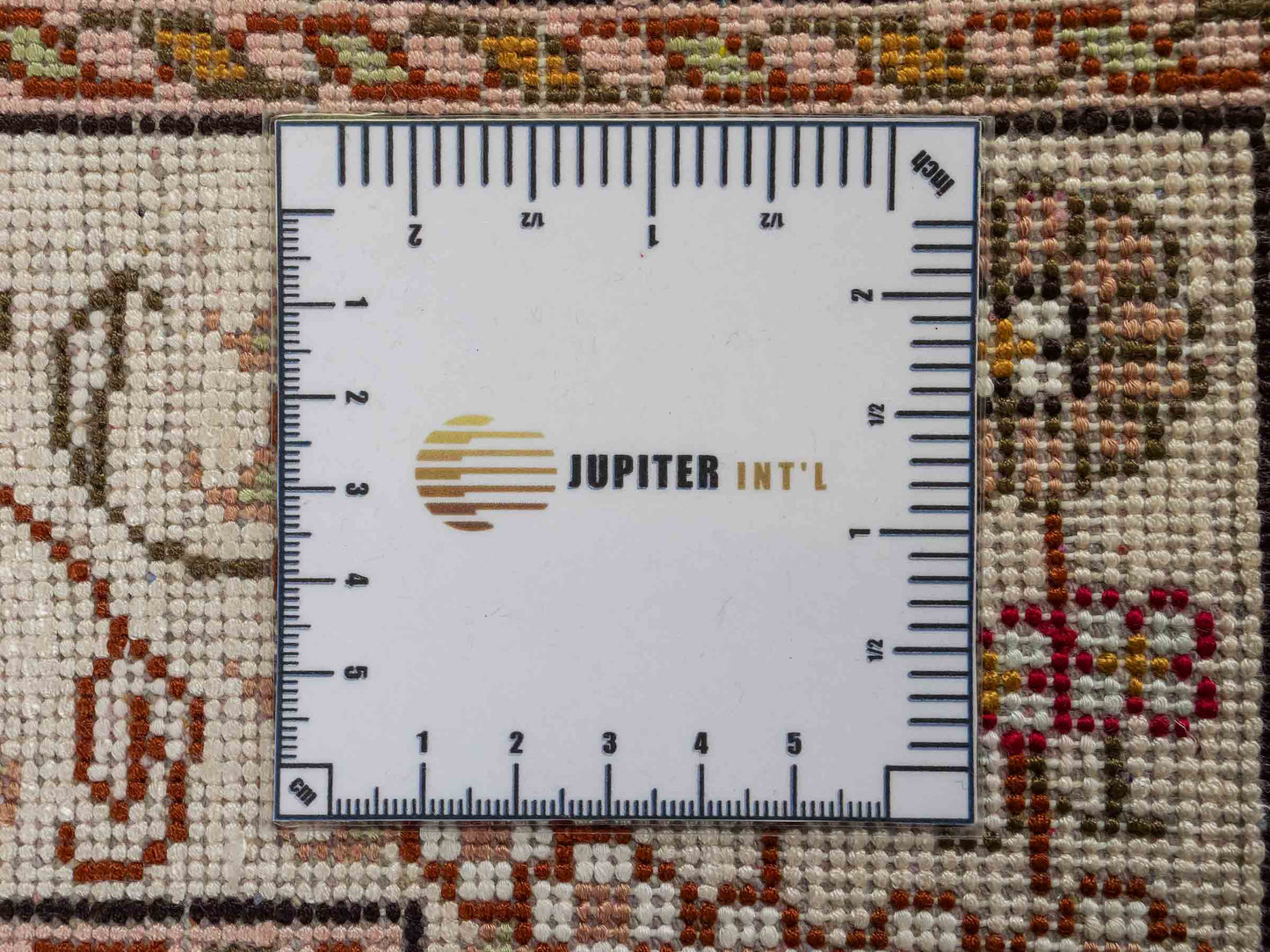 Feiner, handgeknüpfter, chinesischer Orientteppich mit Nain Design aus Kunstseide, rot, weiß, creme. 122x81 cm. Verkauf durch Jupiter Intl.