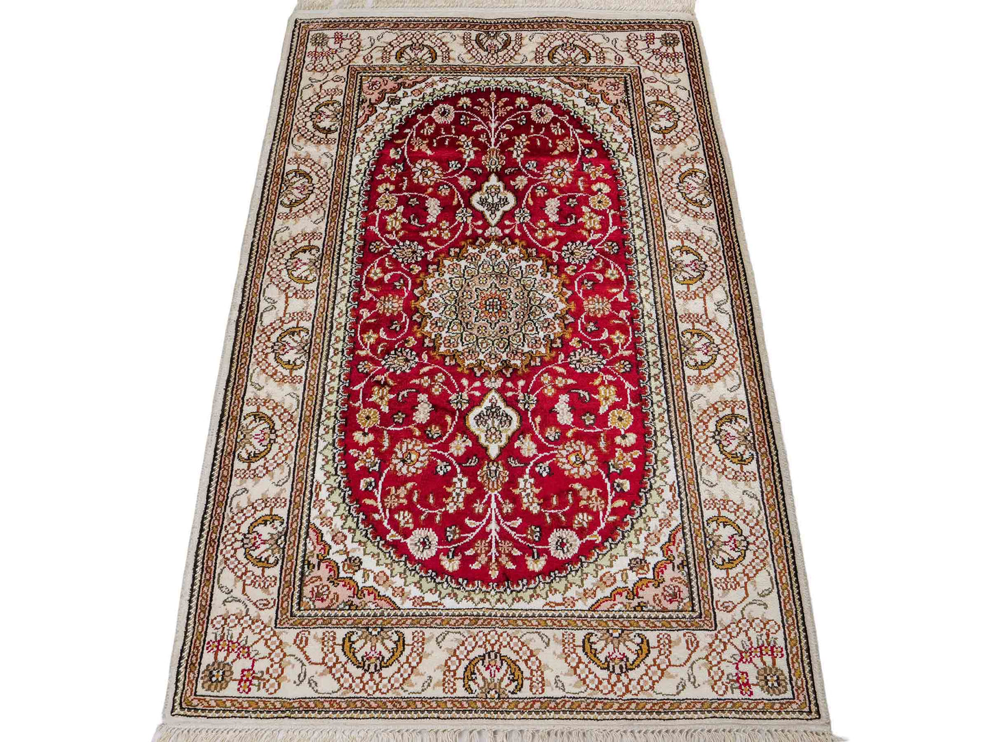 Feiner, handgeknüpfter, chinesischer Orientteppich mit Nain Design aus Kunstseide, rot, weiß, creme. 122x81 cm. Verkauf durch Jupiter Intl.