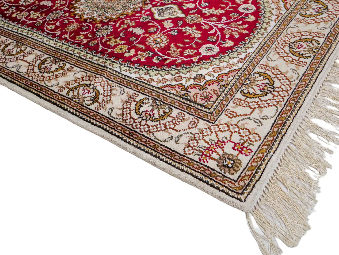 Feiner, handgeknüpfter, chinesischer Orientteppich mit Nain Design aus Kunstseide, rot, weiß, creme. 122x81 cm. Verkauf durch Jupiter Intl.