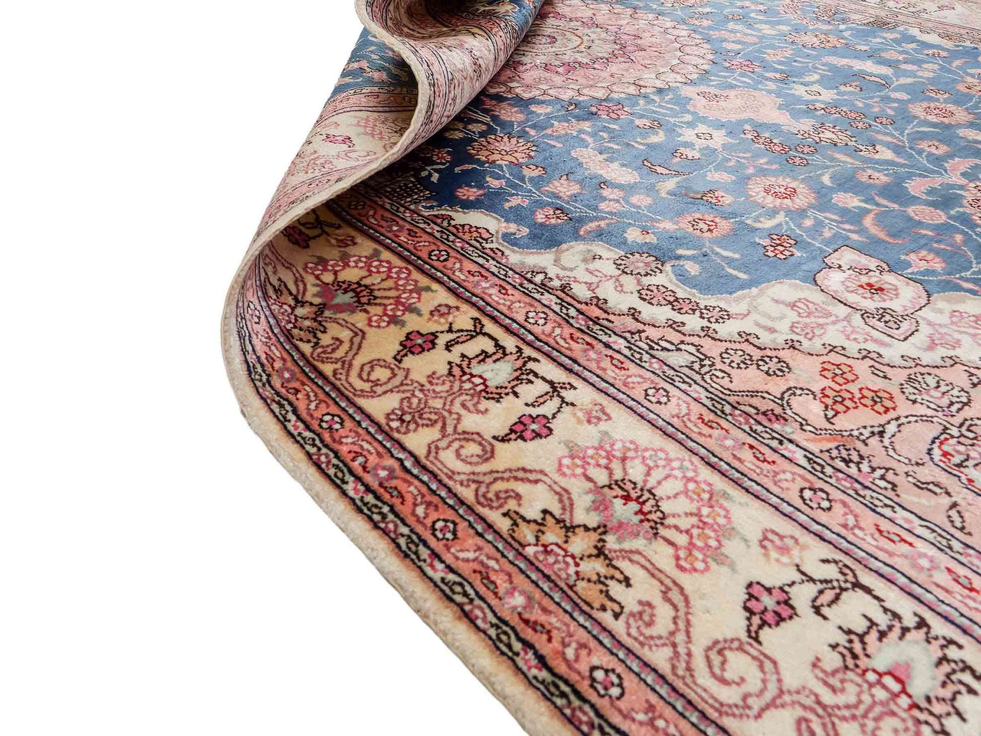 Feiner, handgeknüpfter, chinesischer Orientteppich mit Nain Design aus Kunstseide, blau, rosa, weiß. 192x123 cm. Verkauf durch Jupiter Intl.