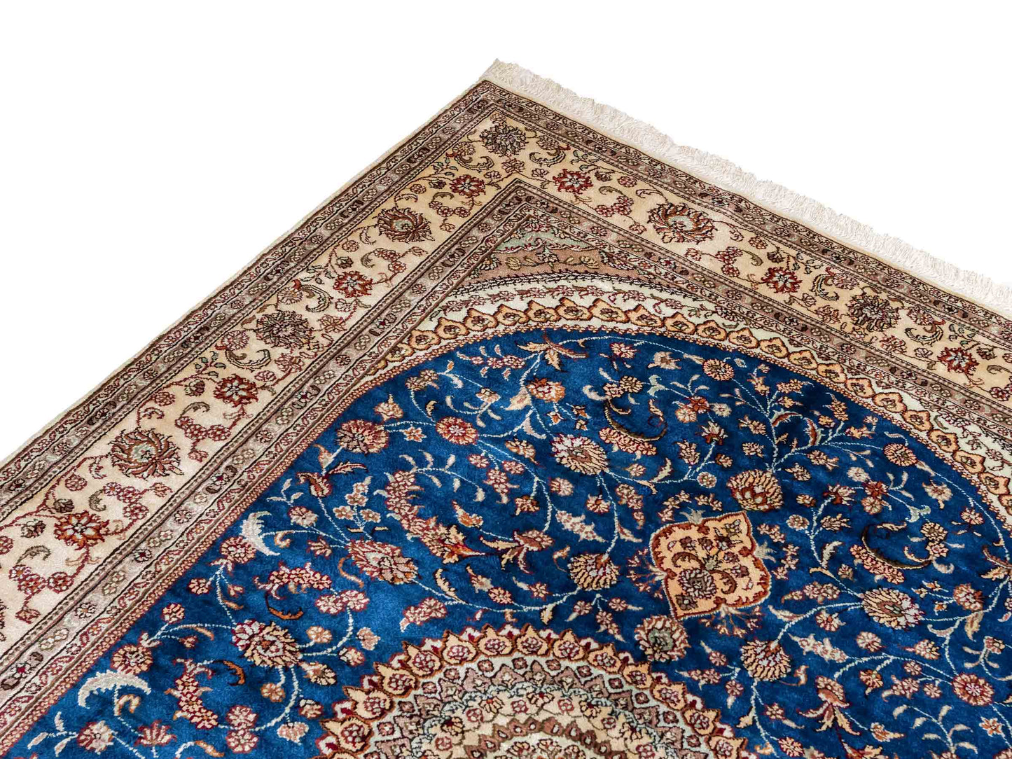 Feiner, handgeknüpfter, chinesischer Orientteppich mit Nain Design aus Kunstseide, blau, creme, weiß. 240x149 cm. Verkauf durch Jupiter Intl.