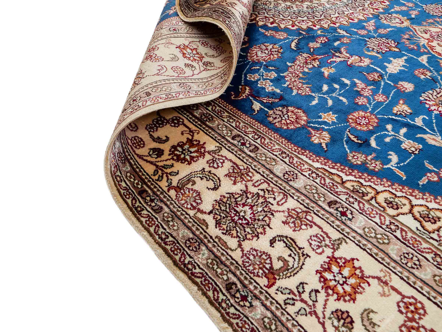Feiner, handgeknüpfter, chinesischer Orientteppich mit Nain Design aus Kunstseide, blau, creme, weiß. 240x149 cm. Verkauf durch Jupiter Intl.