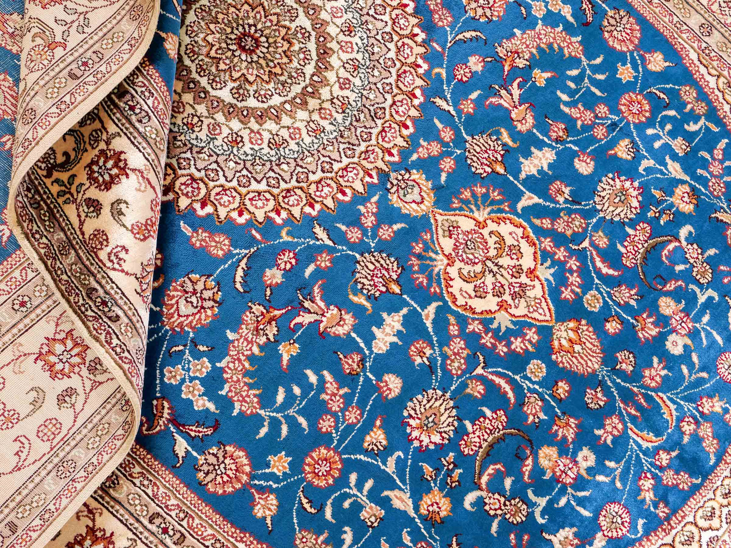 Feiner, handgeknüpfter, chinesischer Orientteppich mit Nain Design aus Kunstseide, blau, creme, weiß. 240x149 cm. Verkauf durch Jupiter Intl.