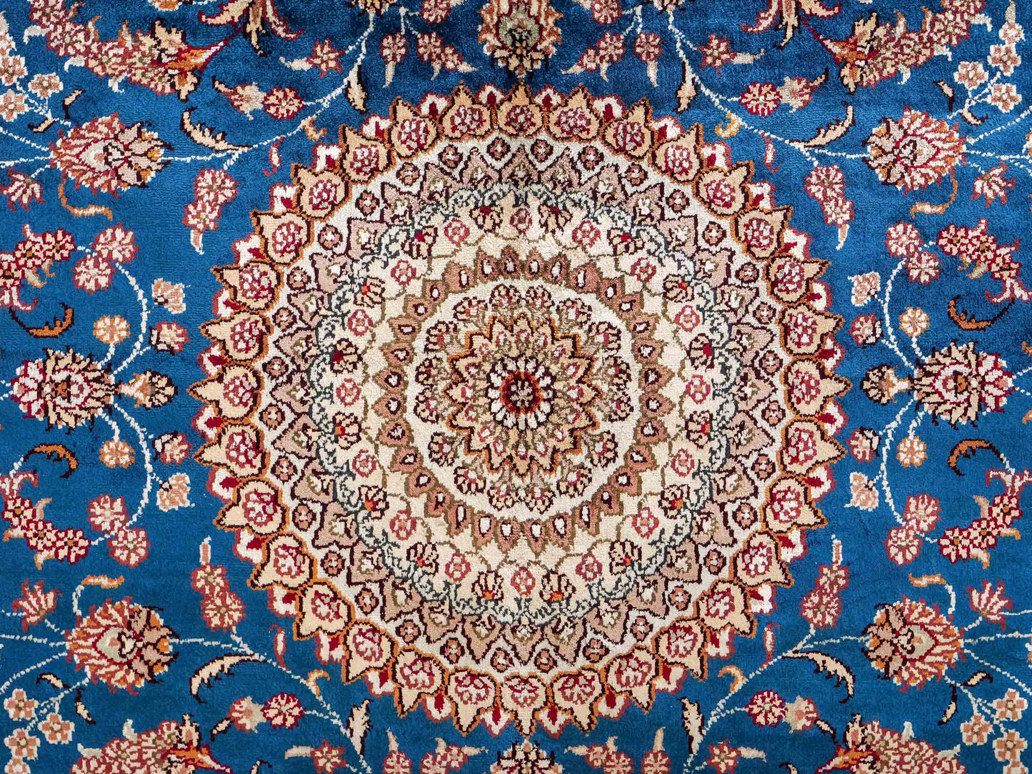 Feiner, handgeknüpfter, chinesischer Orientteppich mit Nain Design aus Kunstseide, blau, creme, weiß. 240x149 cm. Verkauf durch Jupiter Intl.