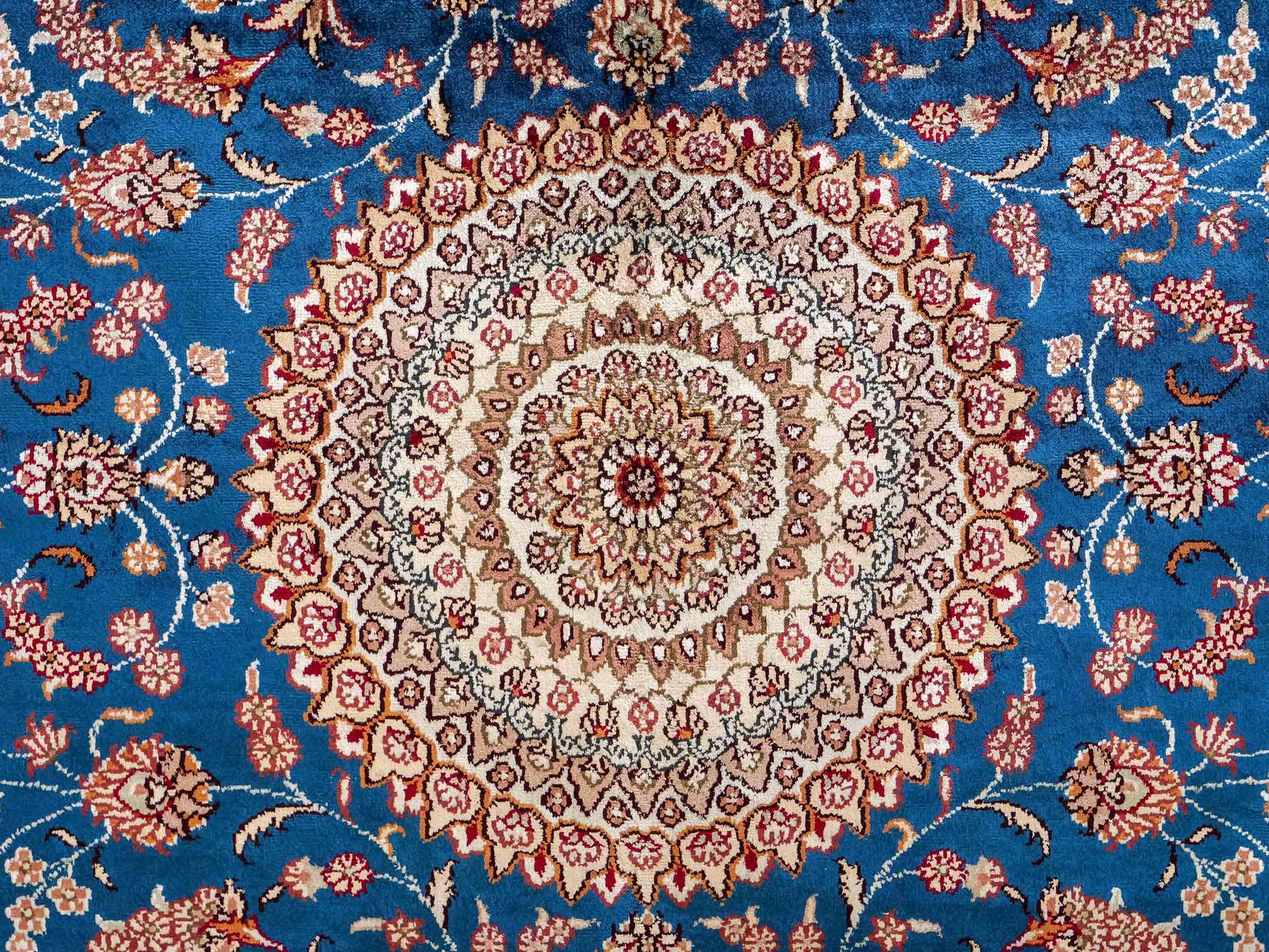 Feiner, handgeknüpfter, chinesischer Orientteppich mit Nain Design aus Kunstseide, blau, creme, weiß. 240x149 cm. Verkauf durch Jupiter Intl.