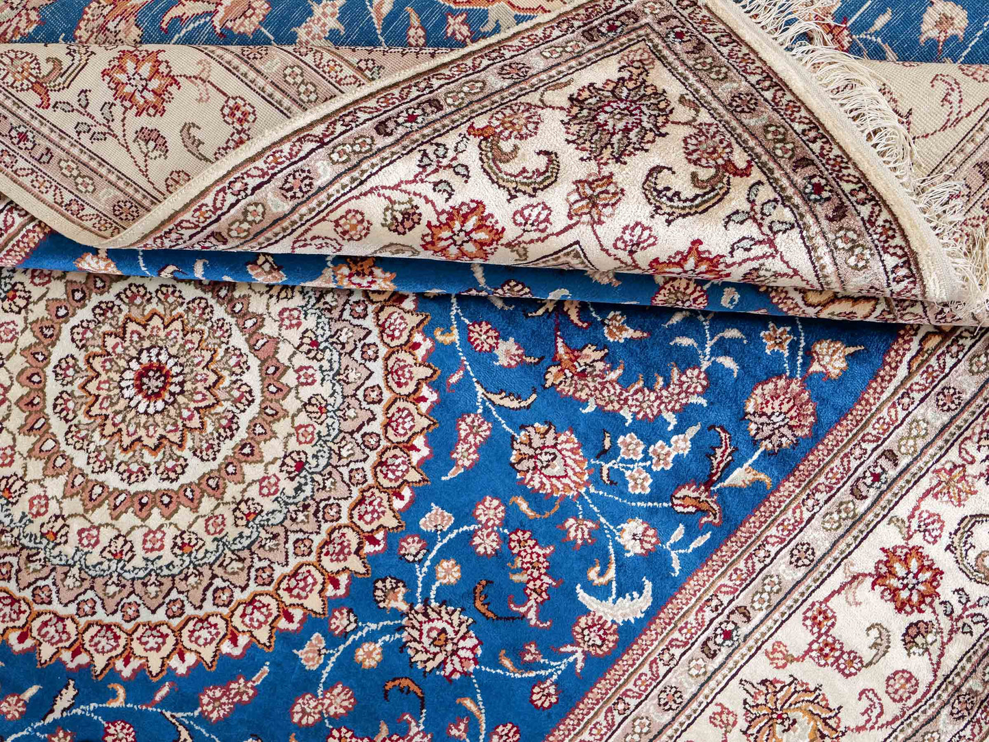 Feiner, handgeknüpfter, chinesischer Orientteppich mit Nain Design aus Kunstseide, blau, creme, weiß. 240x149 cm. Verkauf durch Jupiter Intl.
