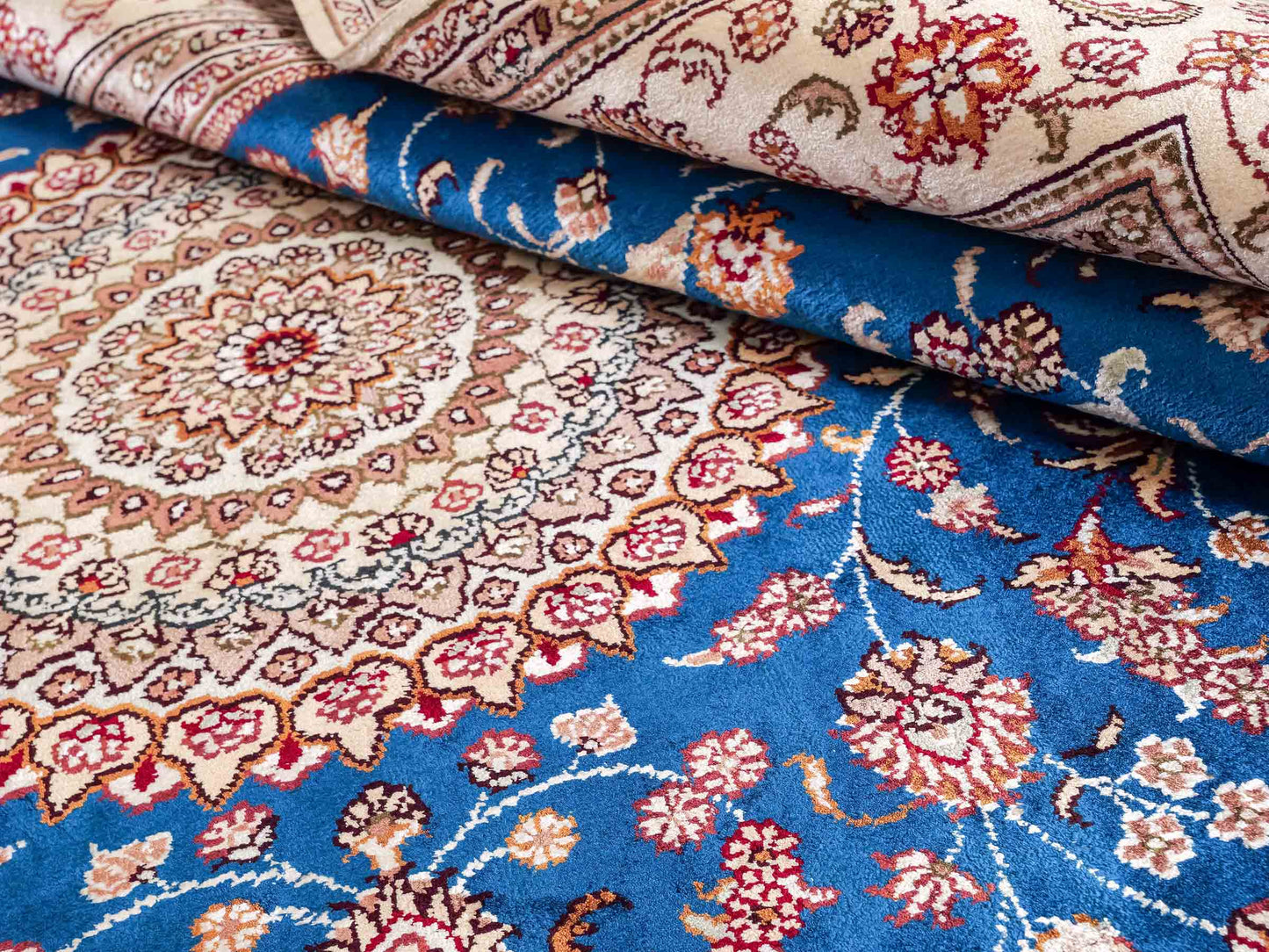 Feiner, handgeknüpfter, chinesischer Orientteppich mit Nain Design aus Kunstseide, blau, creme, weiß. 240x149 cm. Verkauf durch Jupiter Intl.