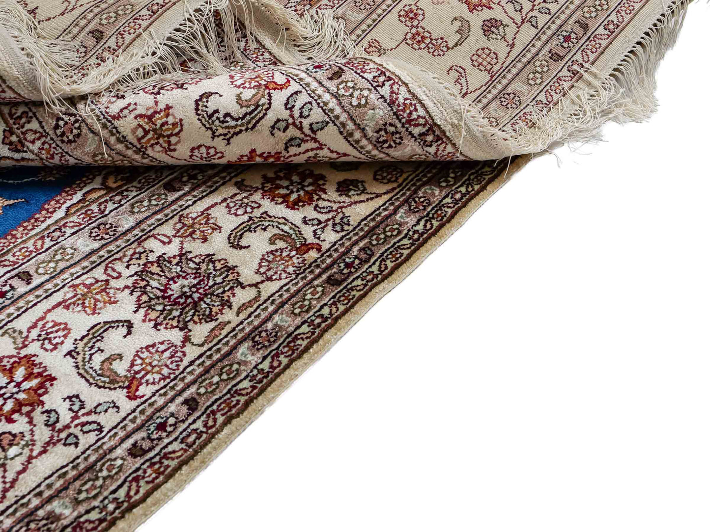 Feiner, handgeknüpfter, chinesischer Orientteppich mit Nain Design aus Kunstseide, blau, creme, weiß. 240x149 cm. Verkauf durch Jupiter Intl.
